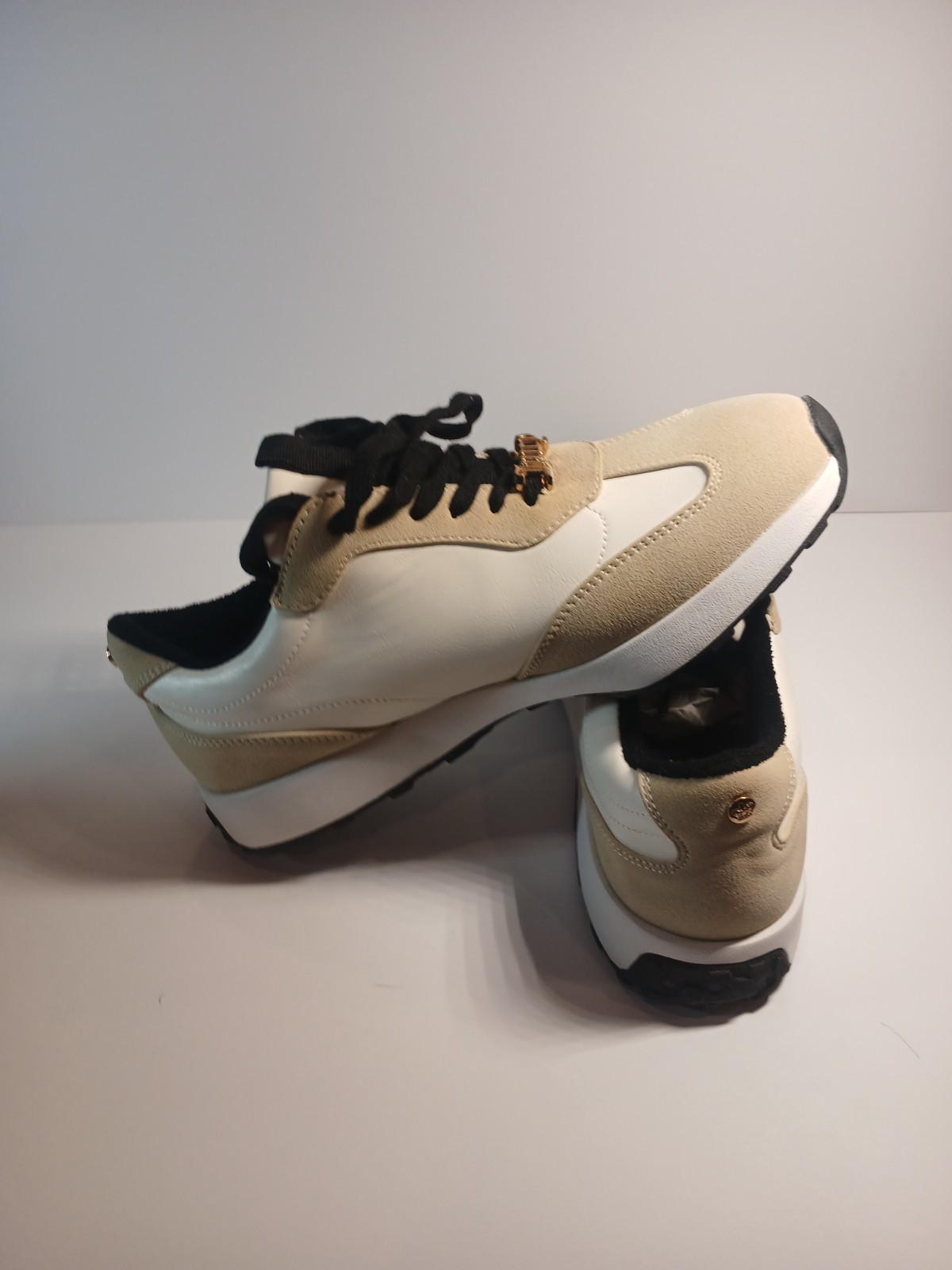 Juicy Couture Women’s Fashion Sneakers White Beige Black Lace Up Casual Shoes