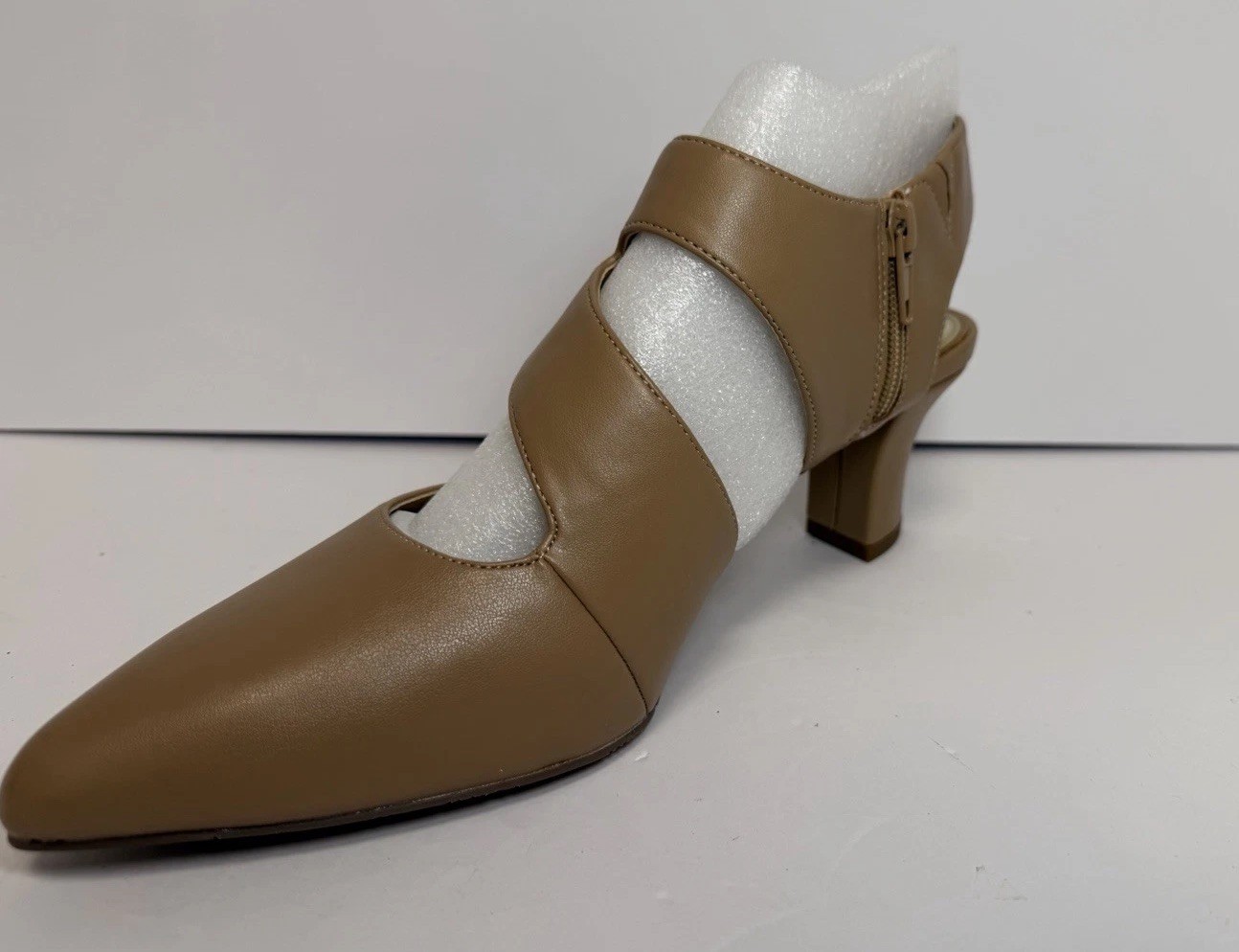 Easy Street Venue Women’s 9.5M Nude Pumps Pointed Toe Comfort Heels NIB