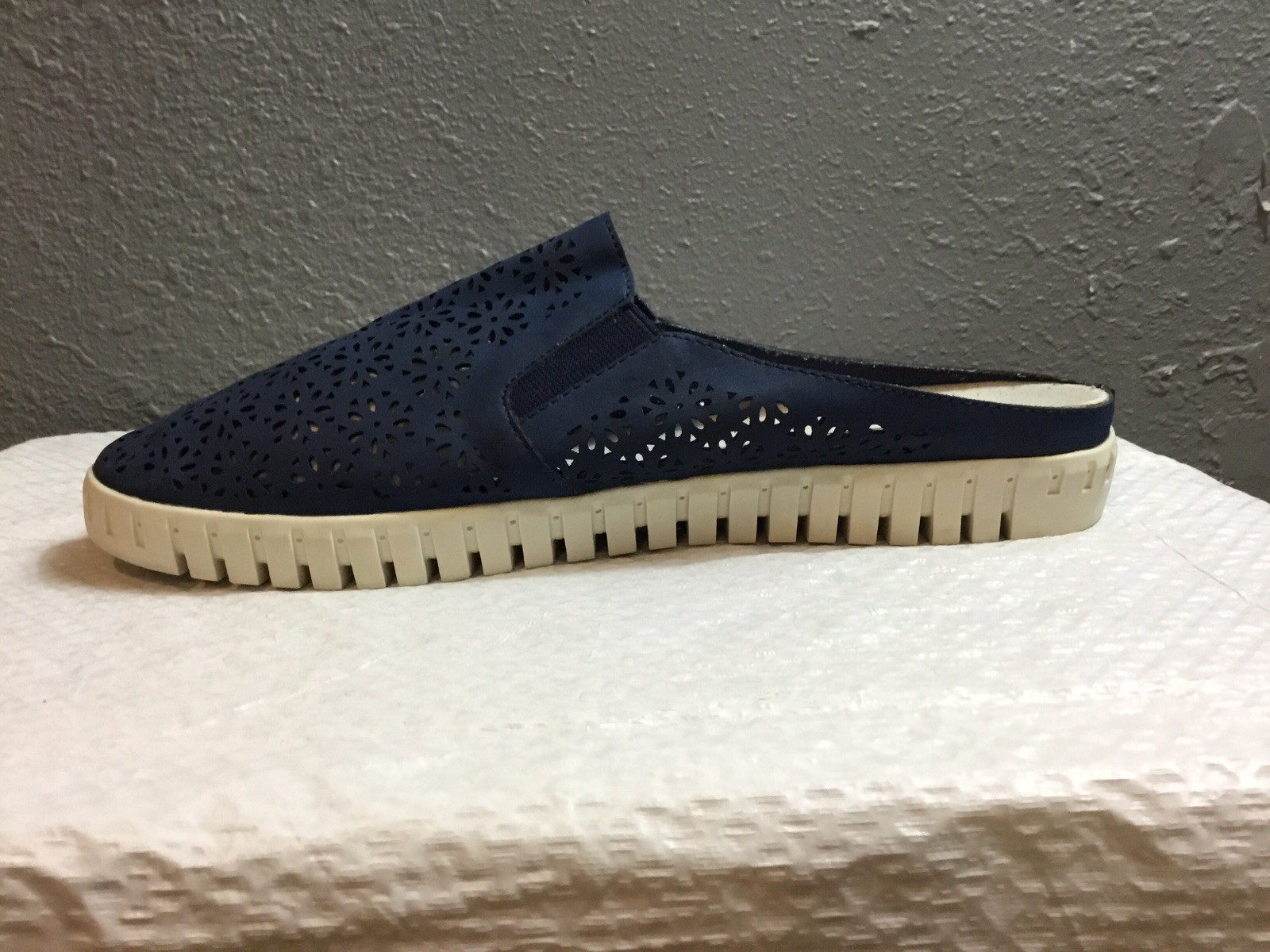 JSport Jambu Slip On Loafers Flats Women Size 10 M Floral Laser Cut Navy Comfort