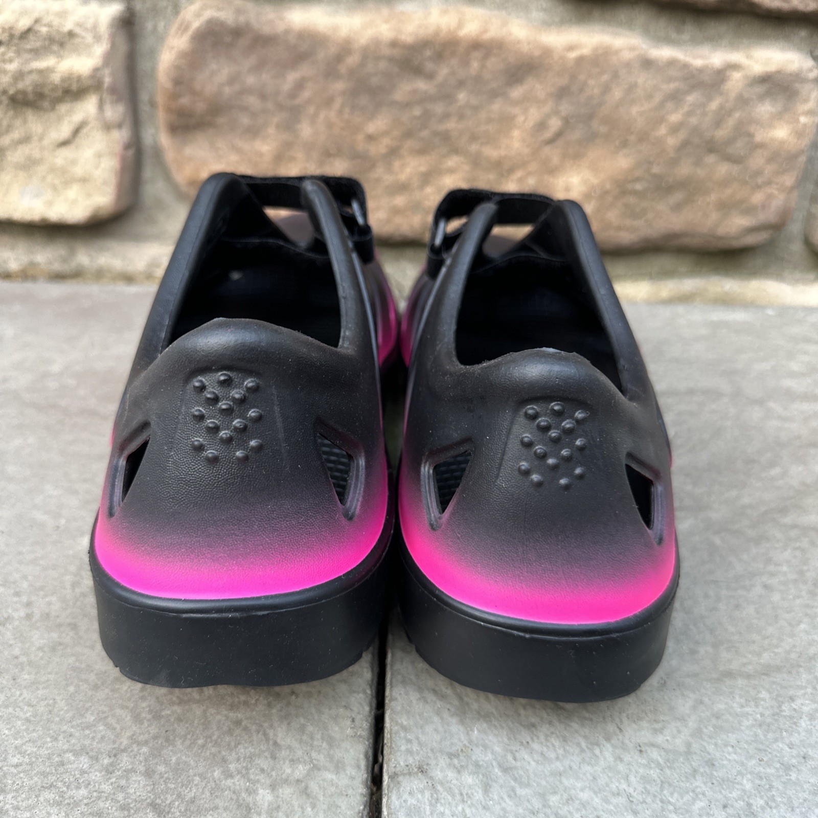 Oofos Women’s 12 Men’s 10 OOcandoo Slip-on Recovery Sandal Shoe Black/Pink Ombré