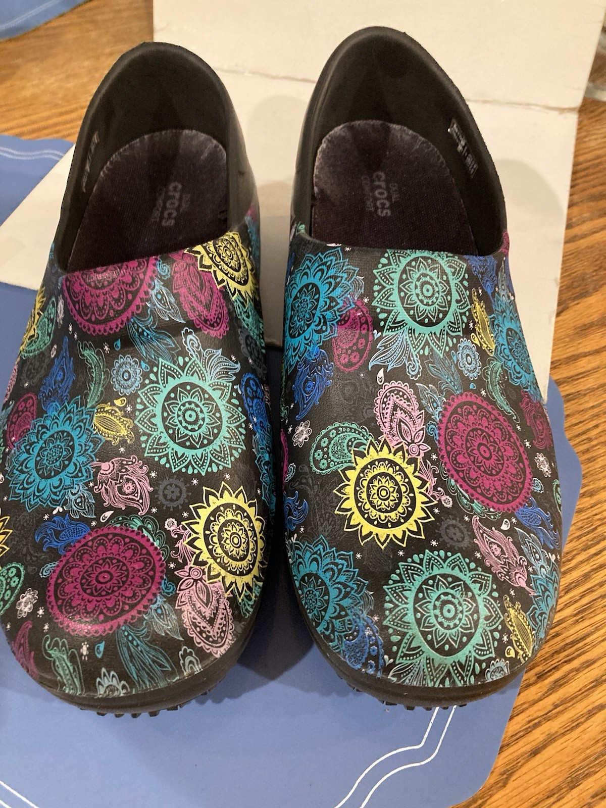 NWOB Crocs Neria Pro II Graphic Work Clogs Women’s 8 Multi Comfy