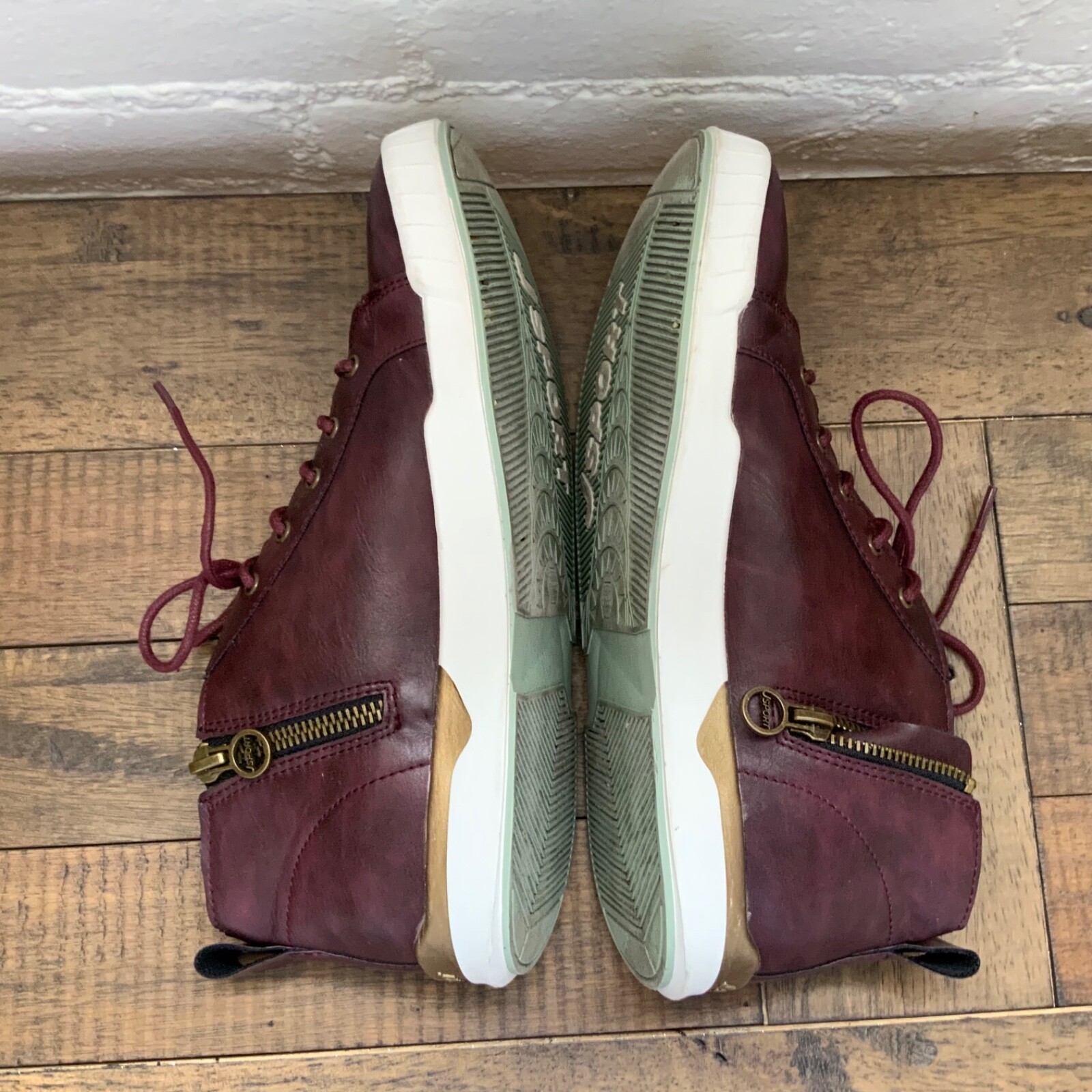 JSport Womens Cranford Shoes Side Zip Sz 8.5 Burgundy Vegan Leather Sneakers