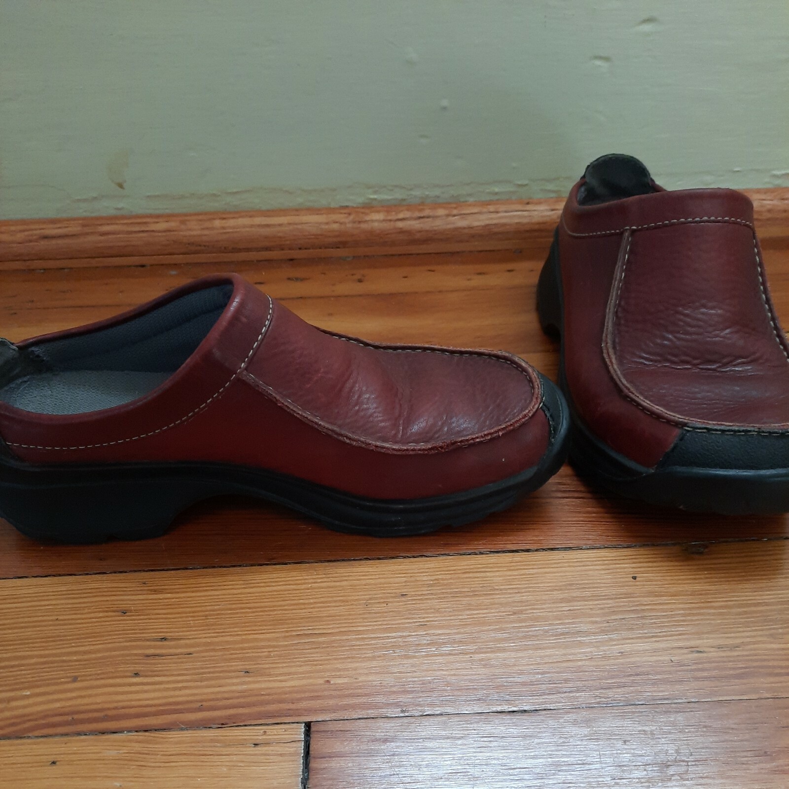CLARK’S WOMEN’S Sz 7M LEATHER SLIP-ON RUBBER SOLE VENUS 38218. 9-j