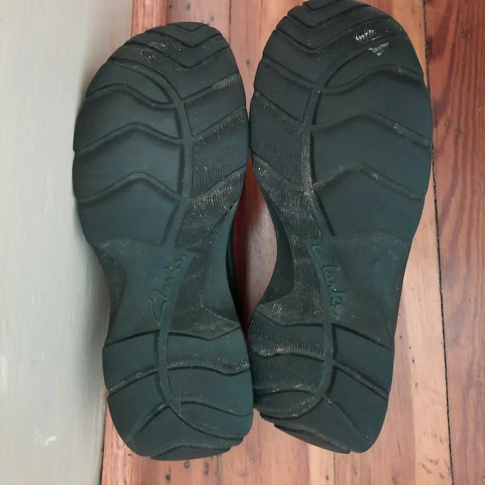 CLARK’S WOMEN’S Sz 7M LEATHER SLIP-ON RUBBER SOLE VENUS 38218. 9-j