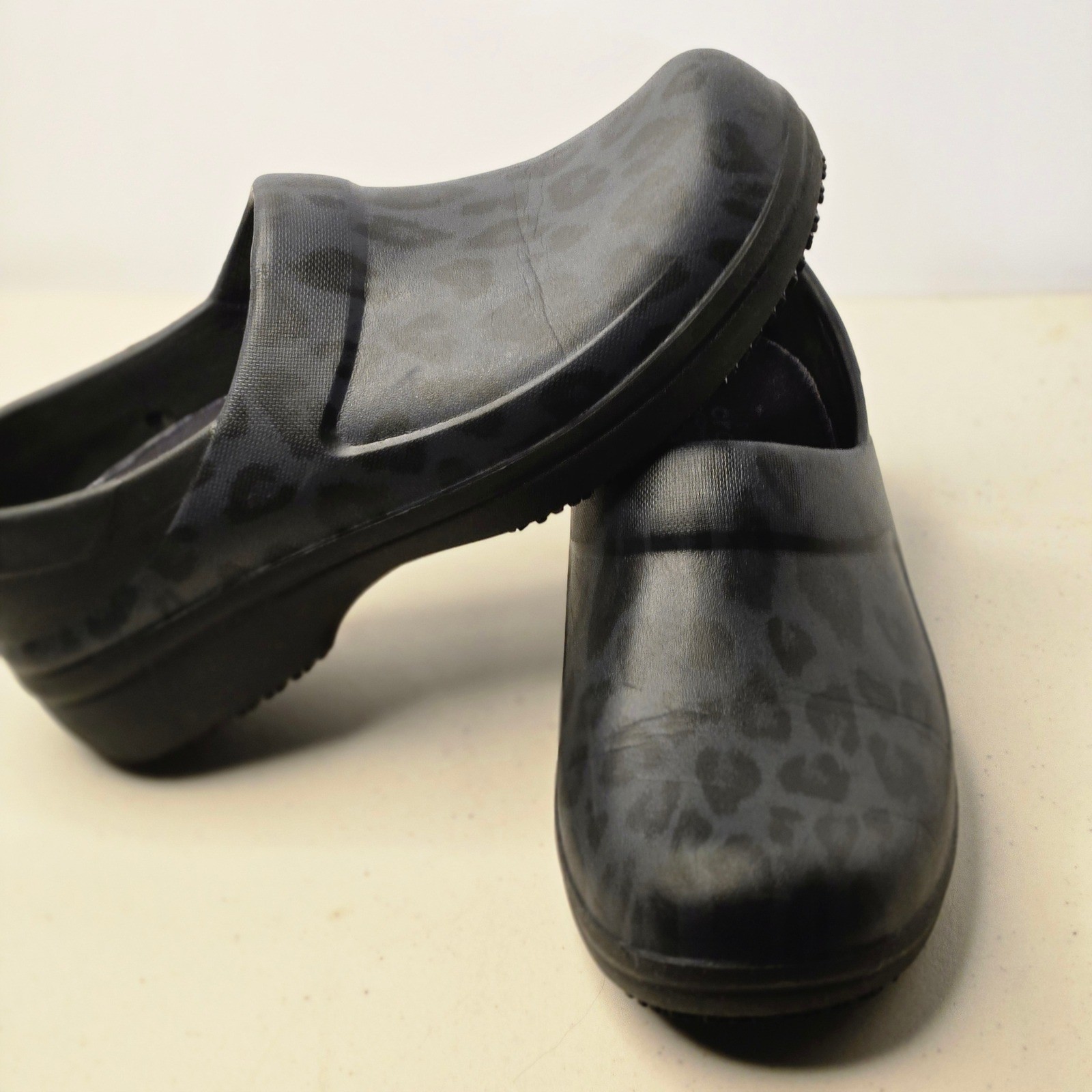 Crocs Neria Pro II Work Clogs Womens 9 Black Leopard Slip Resistant Nursing Shoe