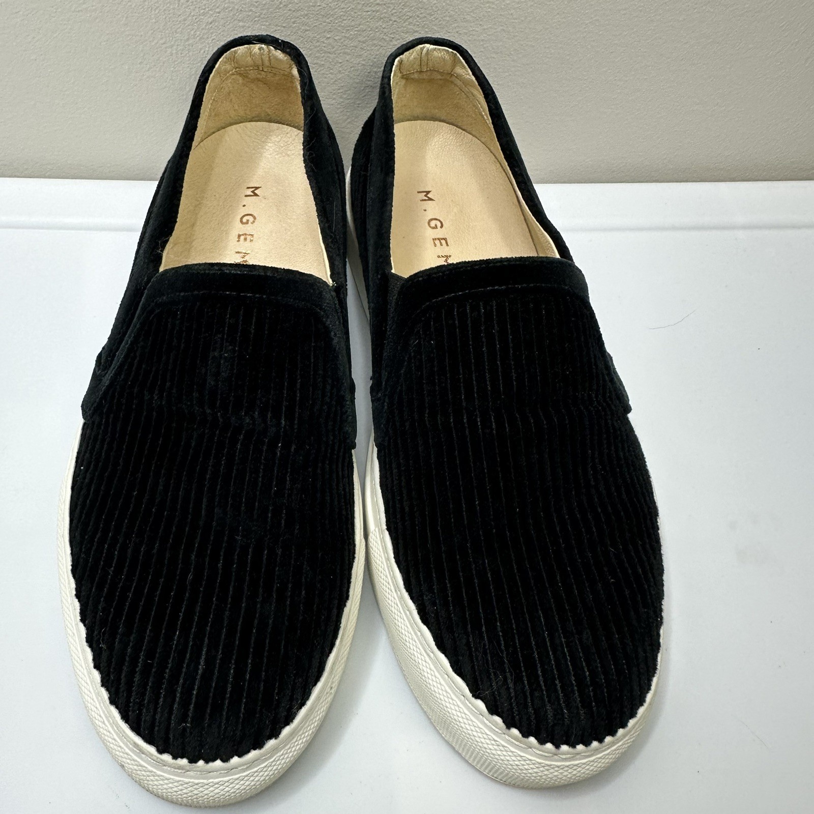 M Gemi Sneaker Shoe Women’s Size 39 Black Corduroy Slip on Loafer Casual Walking