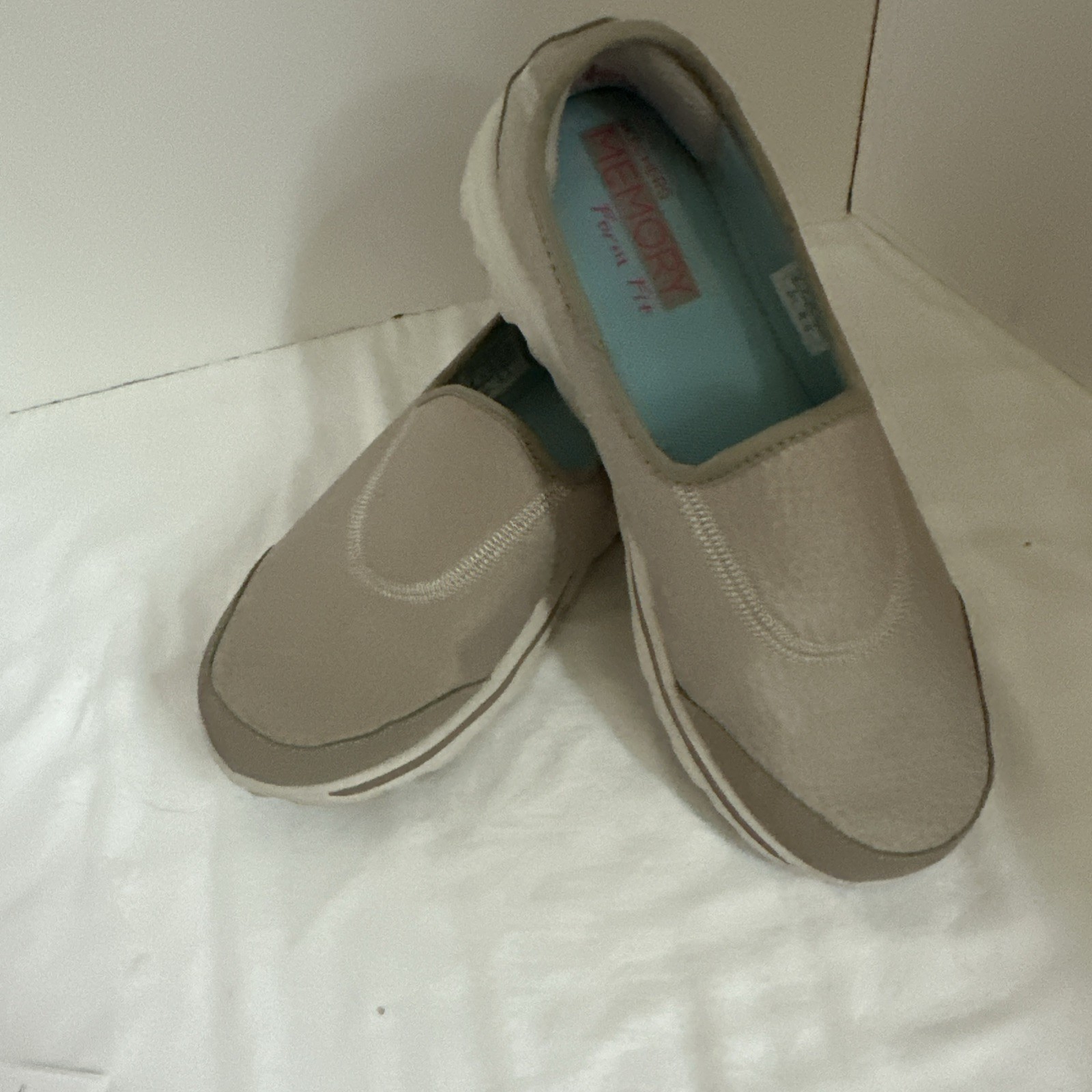 Shoes Skechers Go Walks Memory Form Fit Ladies 8 Beige Slip On EUC Textured