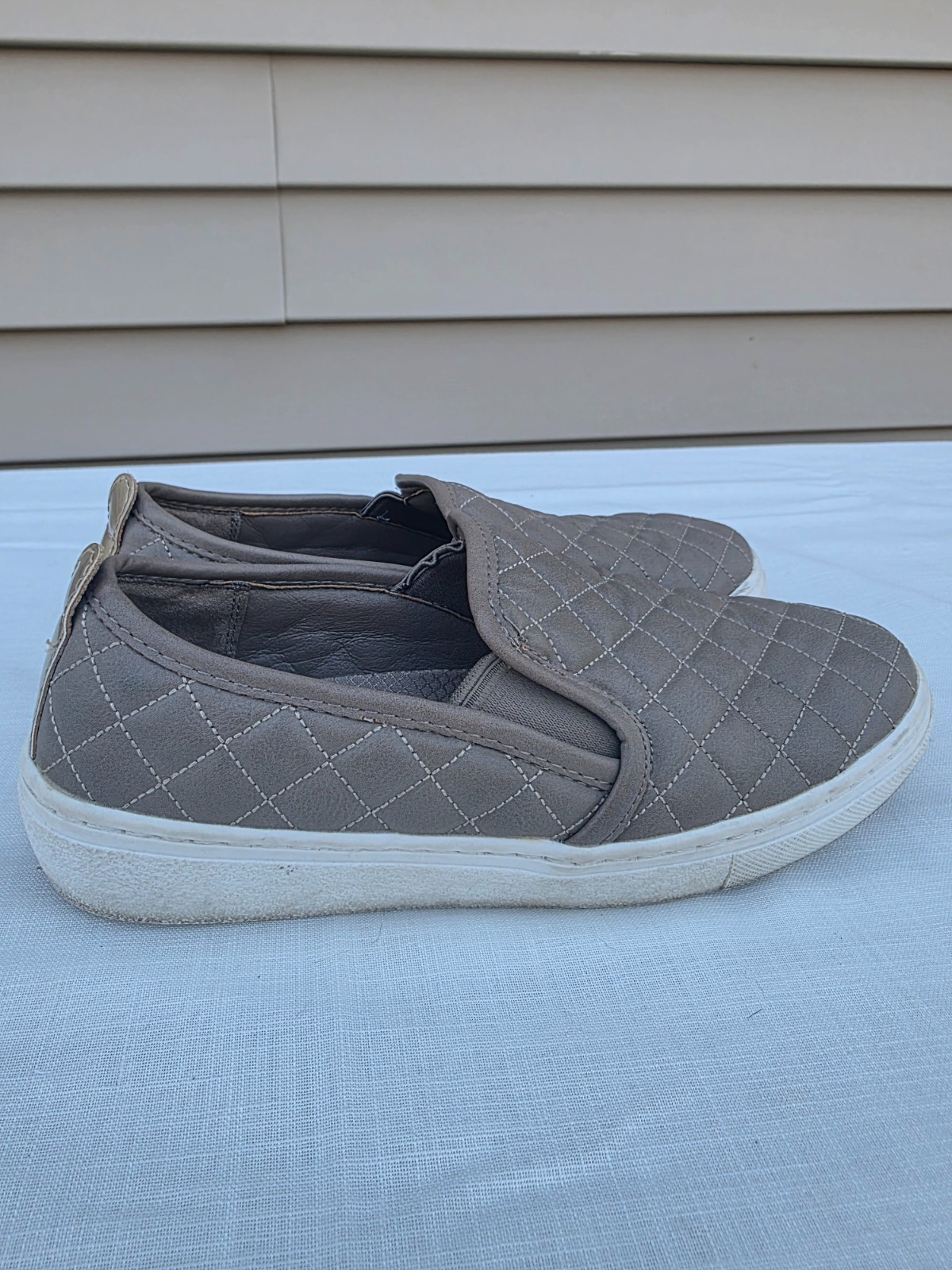 Sketchers slip on shoes featuring a quilted outer pattern size 6.5