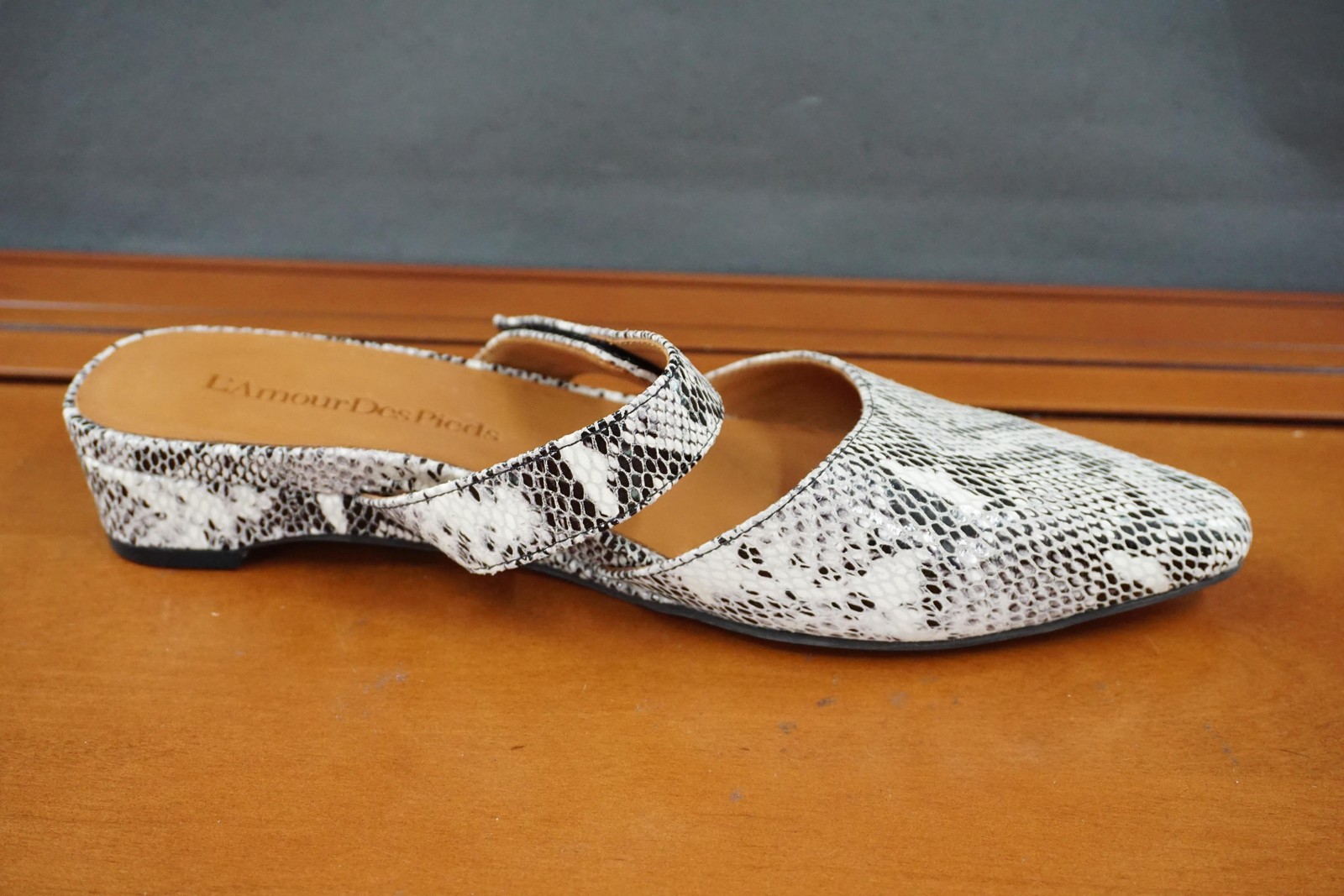 L’Amour Des Pieds Baruk Flats Shoes Womens 8.5 White Snake Print Leather Mules