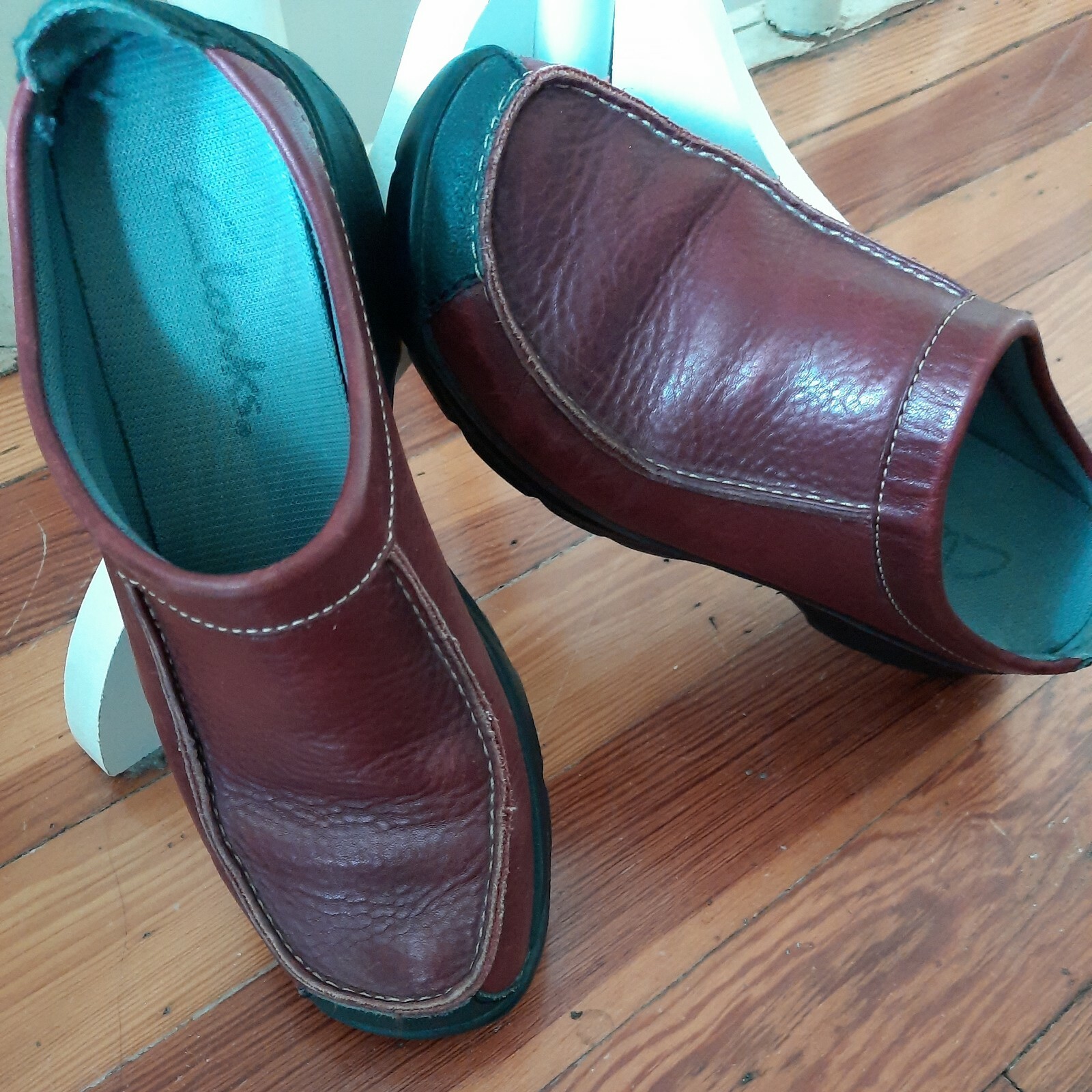 CLARK’S WOMEN’S Sz 7M LEATHER SLIP-ON RUBBER SOLE VENUS 38218. 9-j