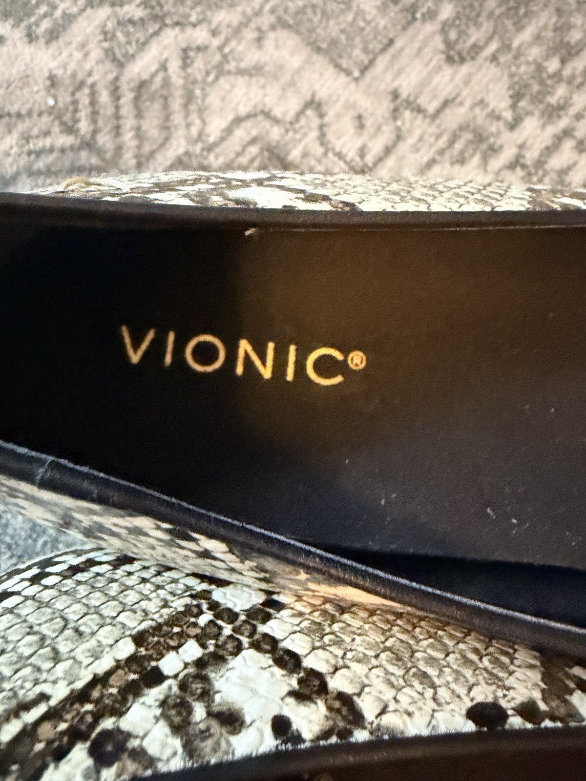 Vionic Women’s Willa II Textured Cream And Black Snakeskin Size 12