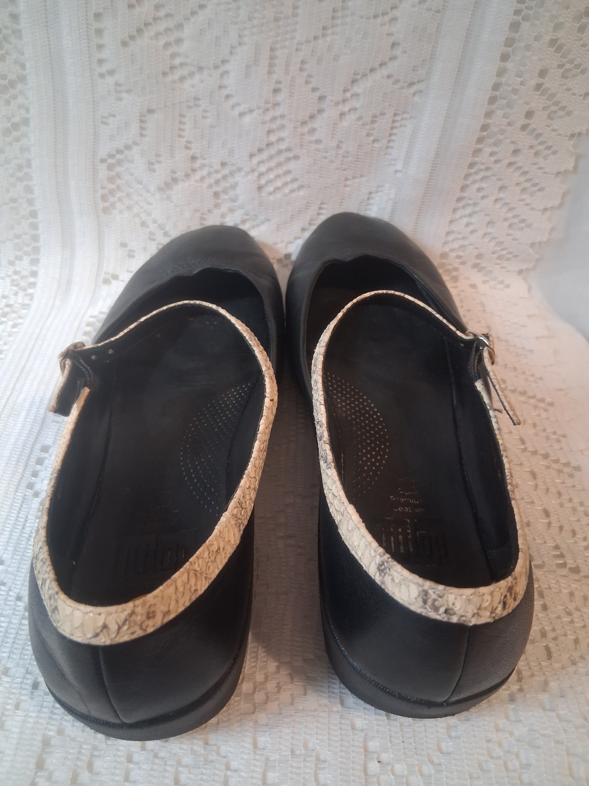 FitFlop Mary Jane’s Premium Black Leather w ‘snake skin’ print accent Sz 10/41