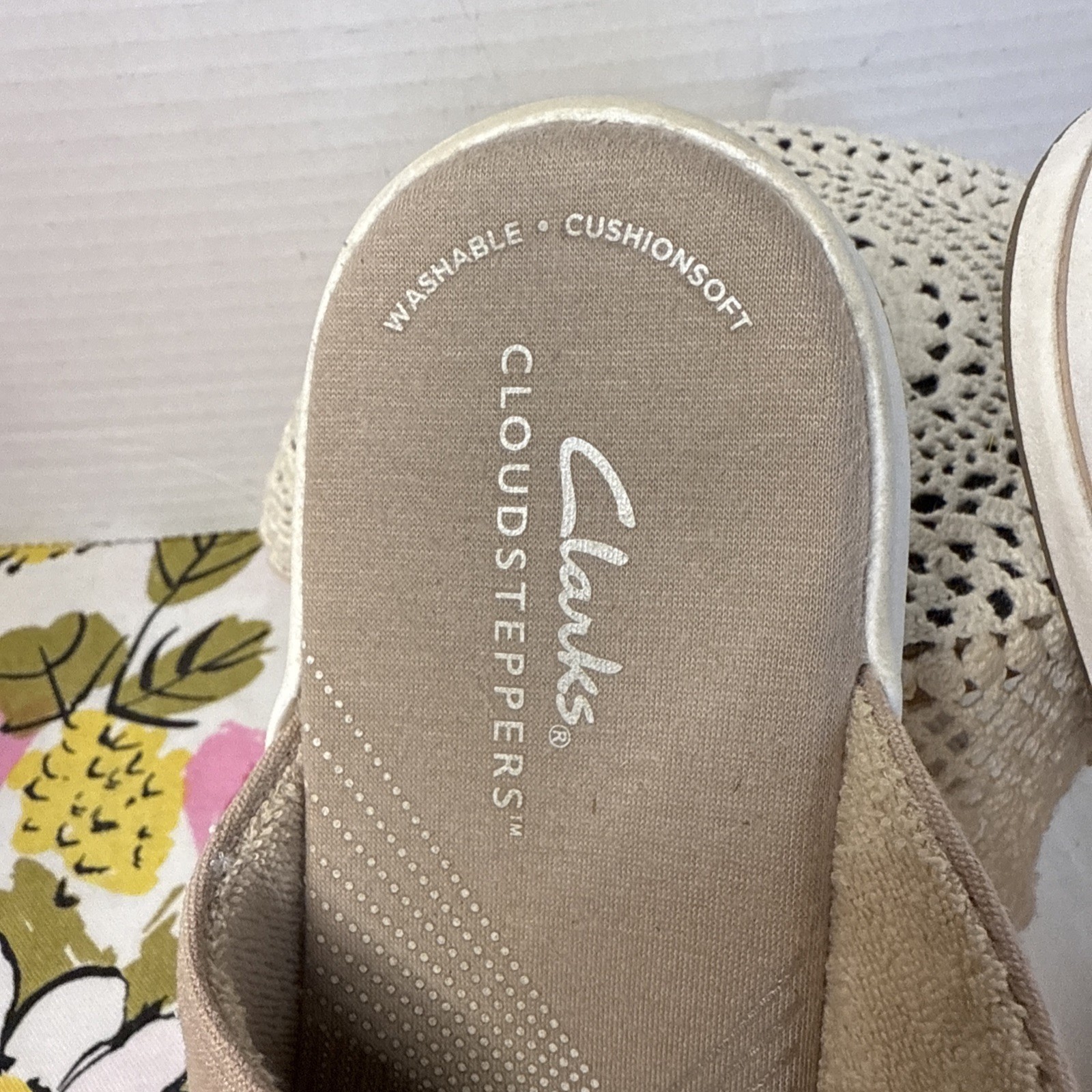 Clarks Cloudsteppers Taupe, embroidered Daisies, terry lined Breezeshore sz 7.5