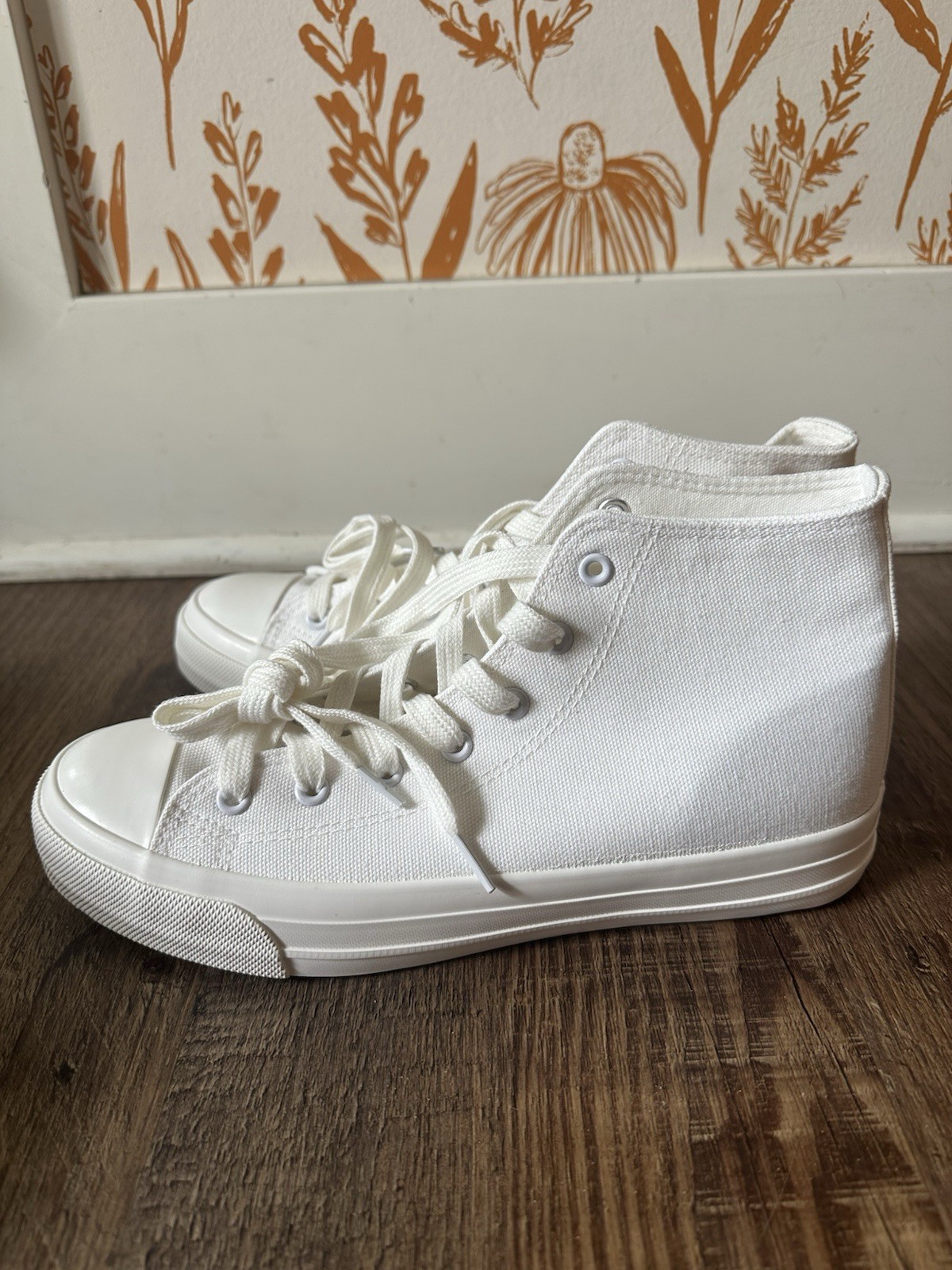Cull4U Women’s White High Top Sneaker Shoe Size 8.5 New In Box