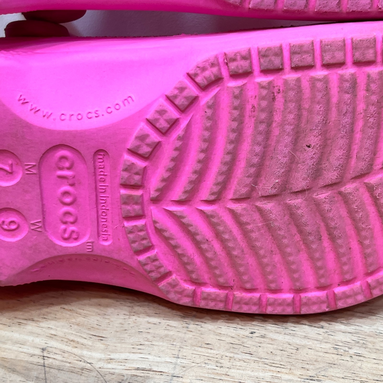 Crocs Baya Clog Neon Pink Sandals Shoes Womens 9 Mens 7 Comfort Slip On