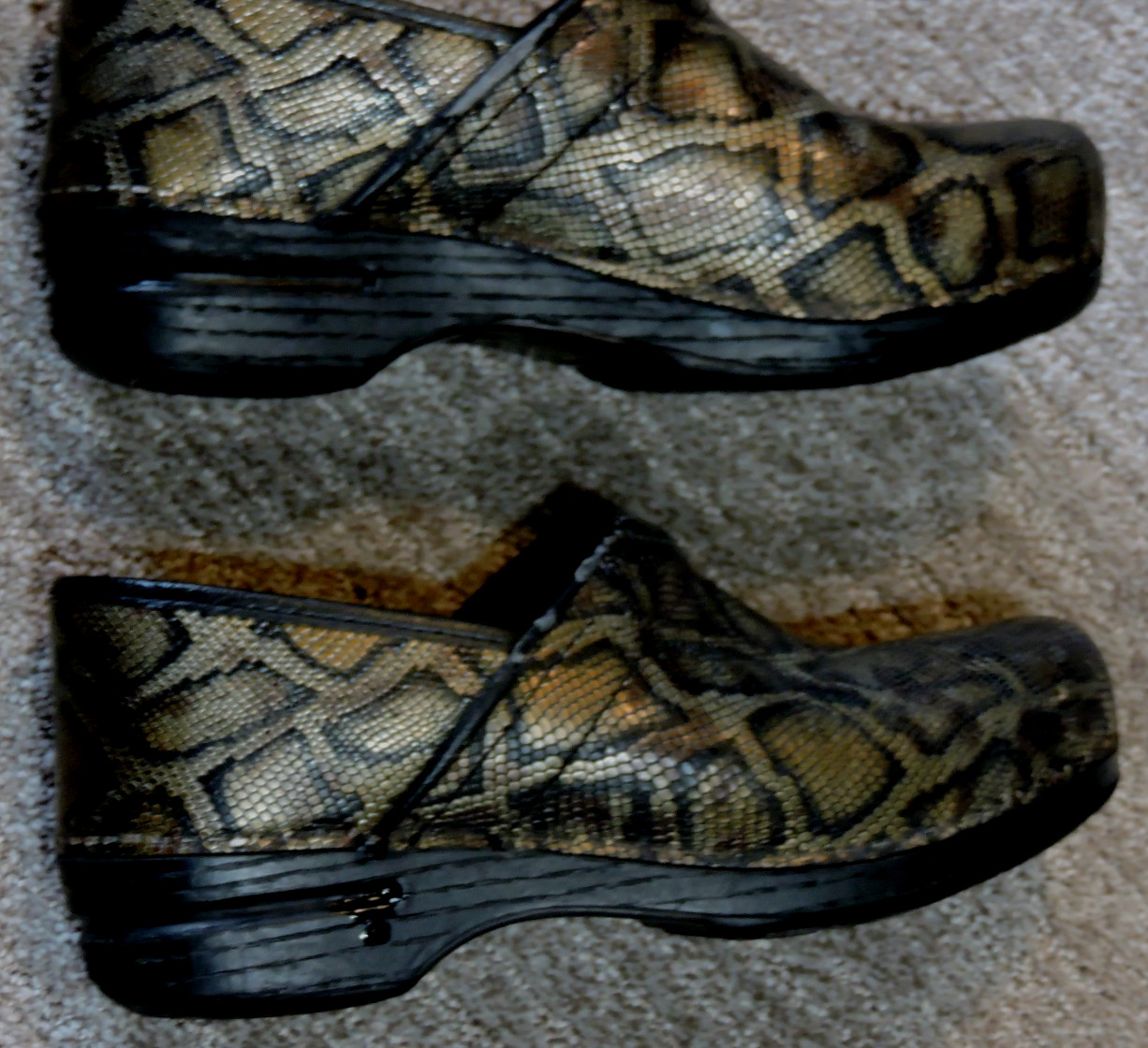 Dansko SZ 39 clogs textured blk/bronze snake print notice flaws on the edges