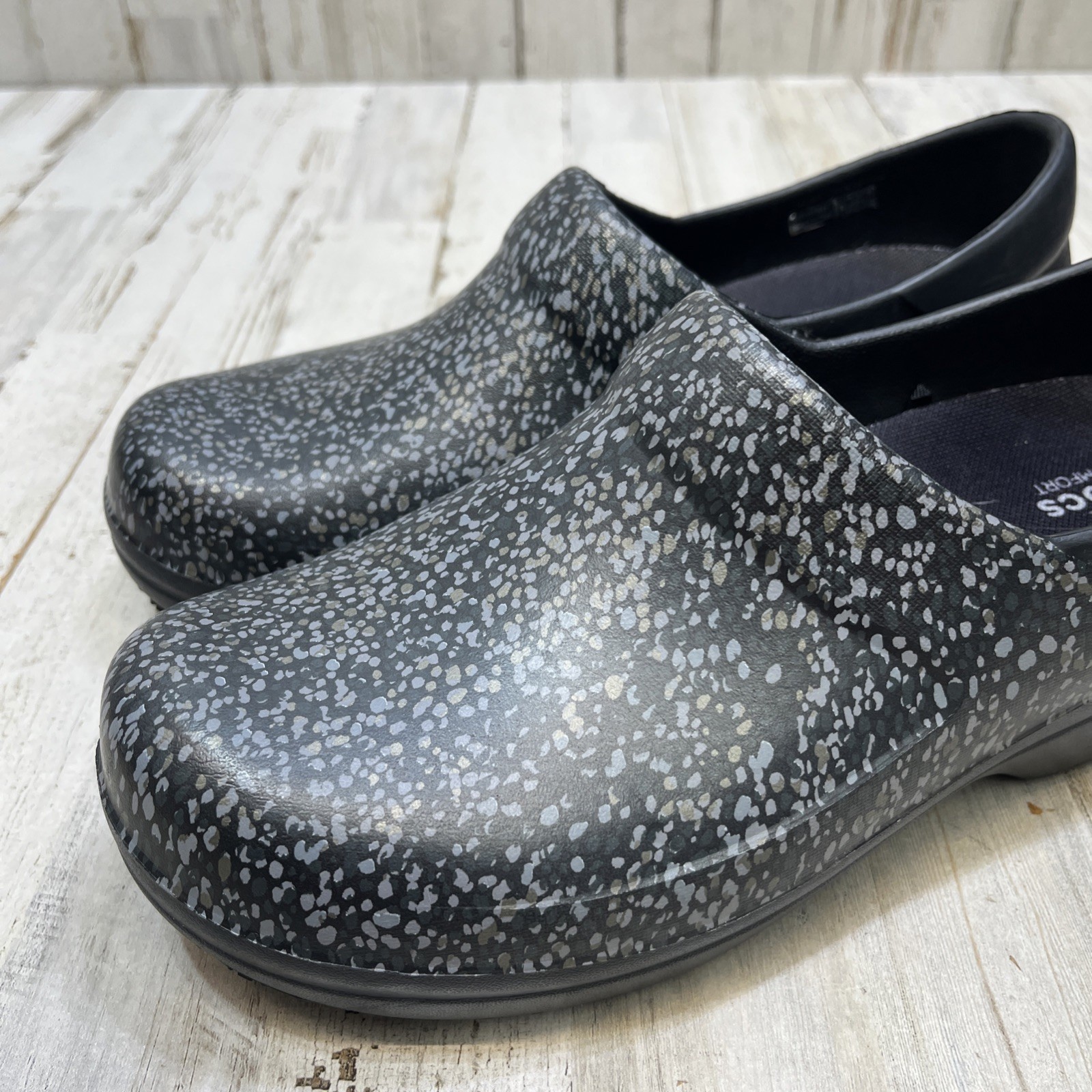 Crocs Dual Comfort Women’s Spotted Clog Shoes Black Gray Nursing Slip-On Size 9