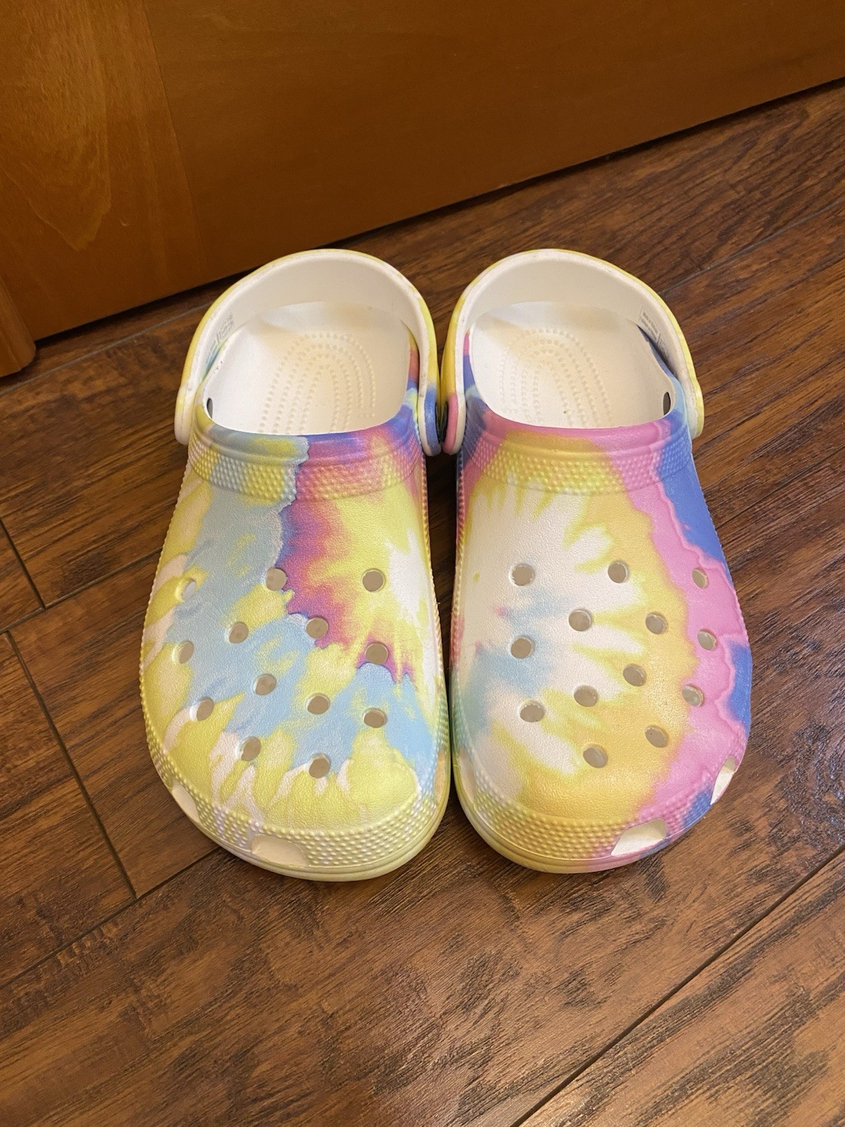 Crocs Unisex Classic Tie-Dye Pastel Graphic Clogs Men’s Sz 7 Women’s 9