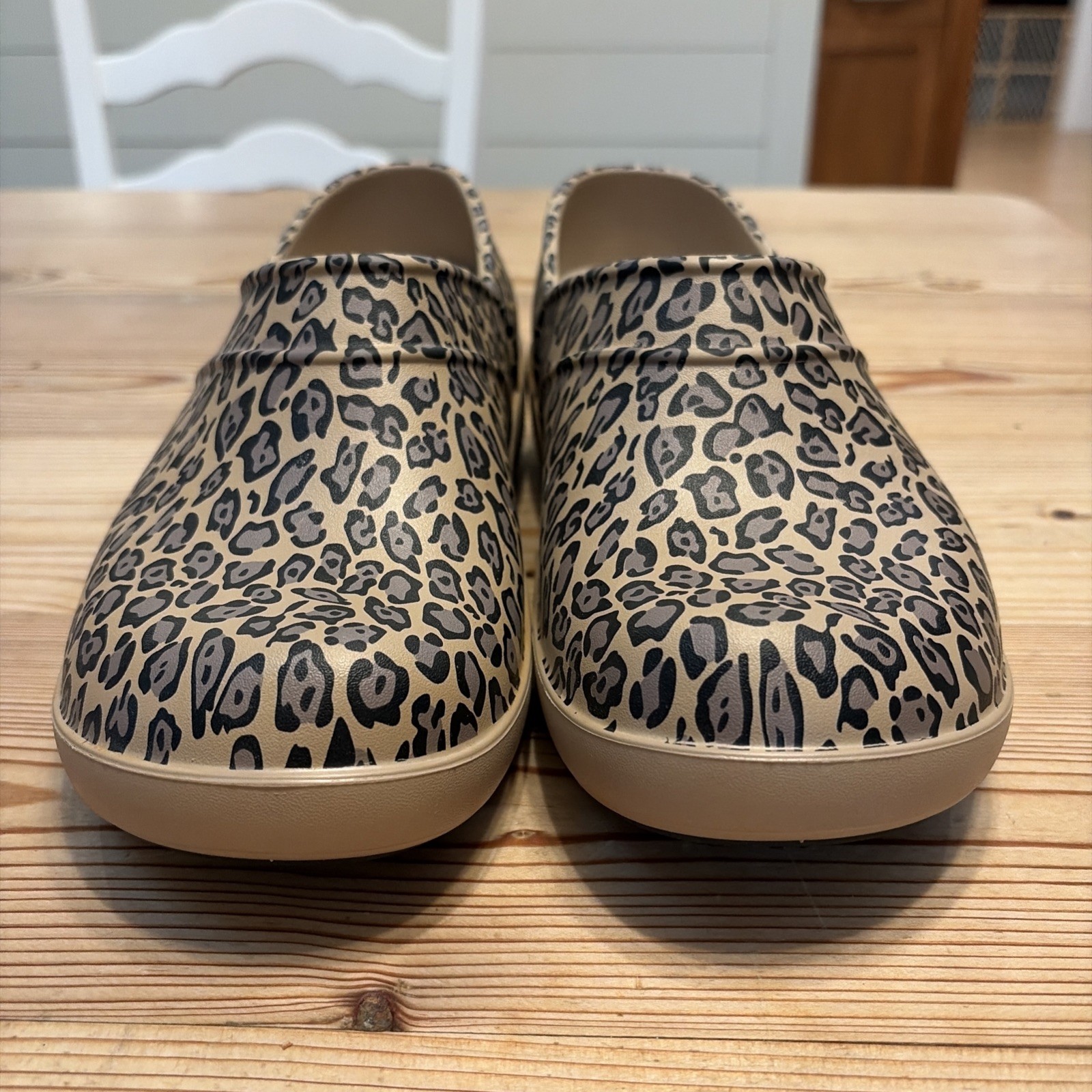 New Women’s Crocs At Work Neria Leopard Clogs Slip Resistant Shoes Sz 10 A050126