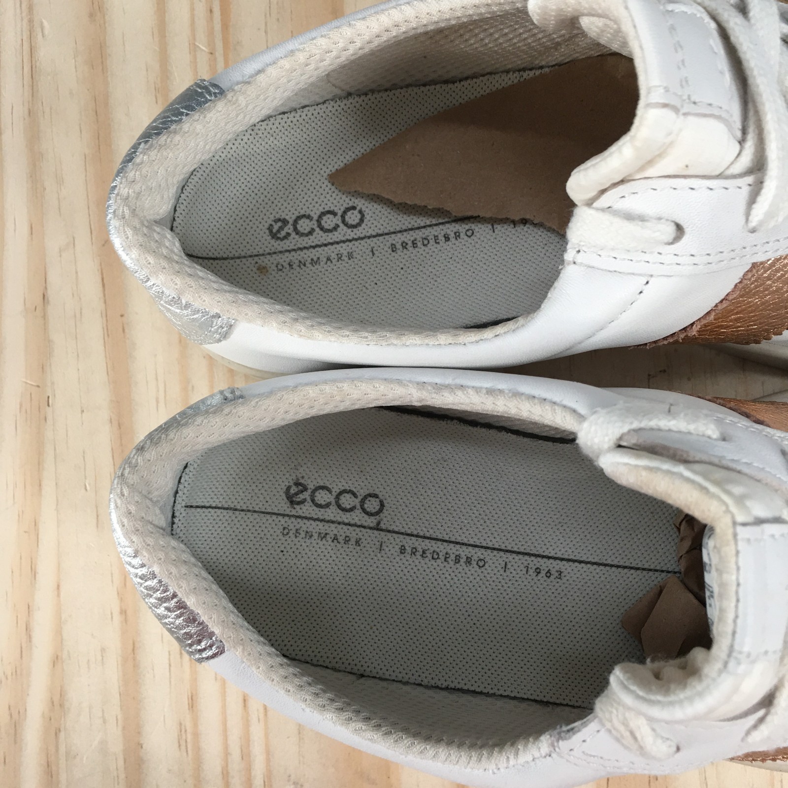 ECCO Street Lite Shoes Womens 8-8.5 Lace Up Retro Style Sneakers White Leather