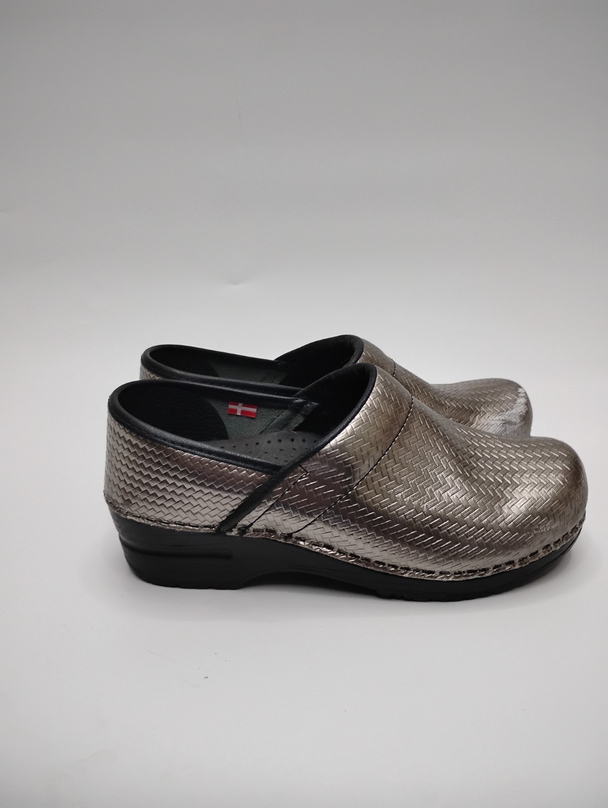 Sanita Women’s 37 US 6.5/7 Metallic Silver basket wasve Leather Clogs Nursing