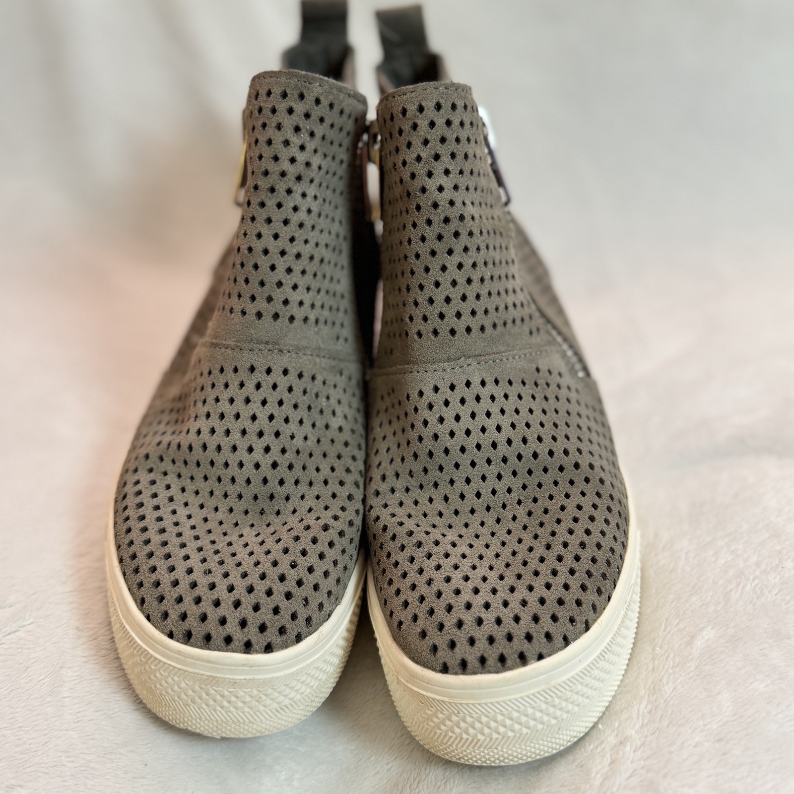 Steve Madden Shoes Womens Size 7M Tan Suede Laser Cut Wedgie Wedge Zip Sneakers