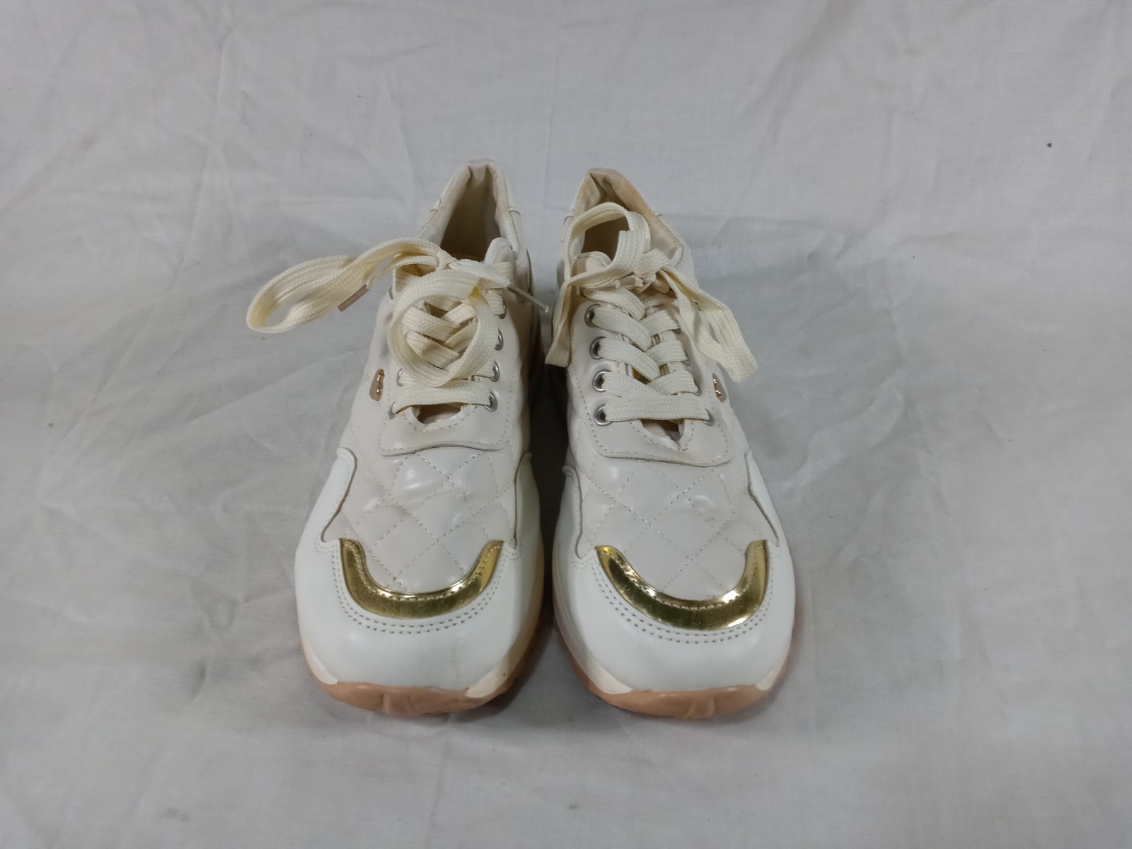 Women 8.5 Comfort/ Casual Low Top Fashion Sneakers Lace up Shoes in Great Cond