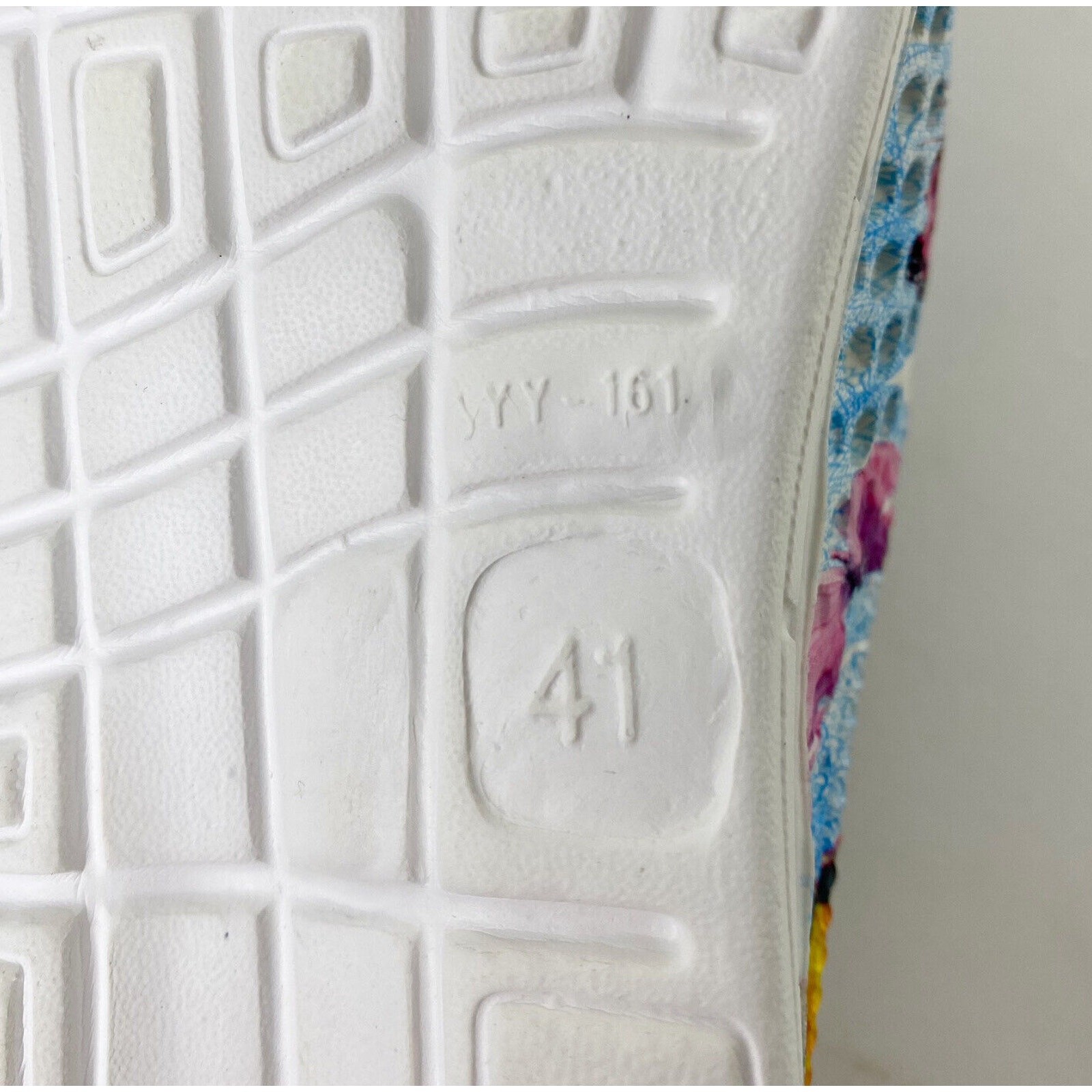 Butterfly Shoes Womens Size 10 Foam Man Made Waterproof Unbranded White/Blue