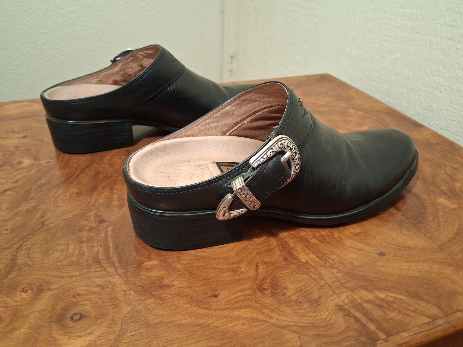Ariat Women’s Western Style Mule. Size 7 B. Black. Silver Western Buckle.