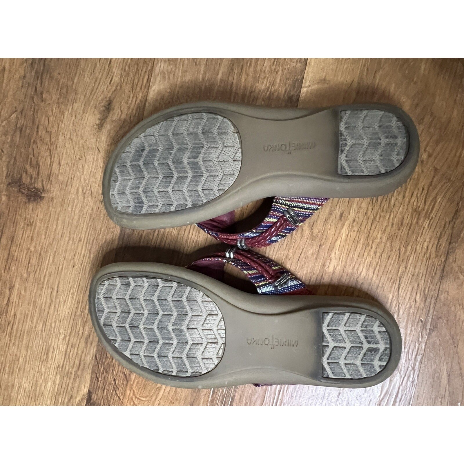 MINNETONKA SILVERTHOREN RED STRIPE BROWN LEATHER THONG FLIP FLOP SANDAL SHOE 5