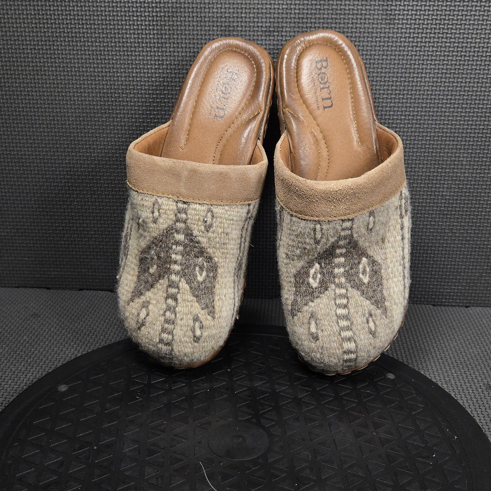 Born BR001017 Clog Shoes Womens Size 7 Beige Leather Slip On Comfort Casual