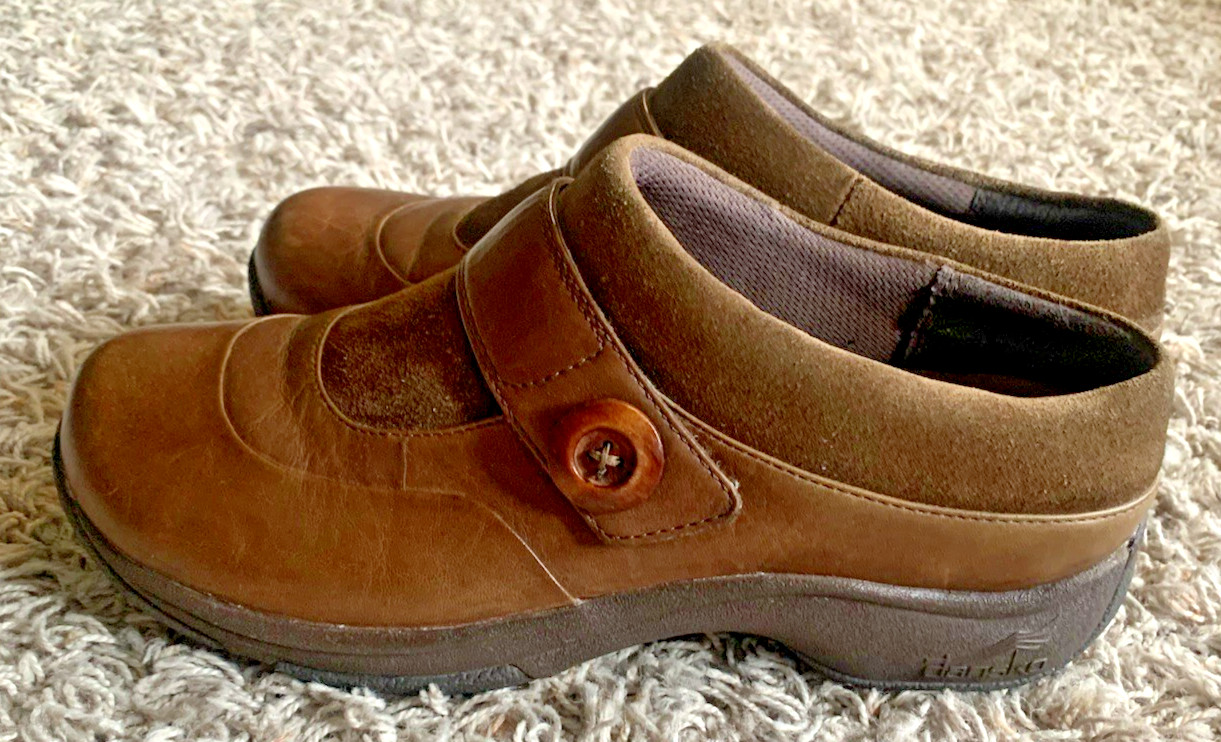 Dansko Brown Leather Clogs Slip-On Shoes Women’s Size 9.5-10 Decorative Button