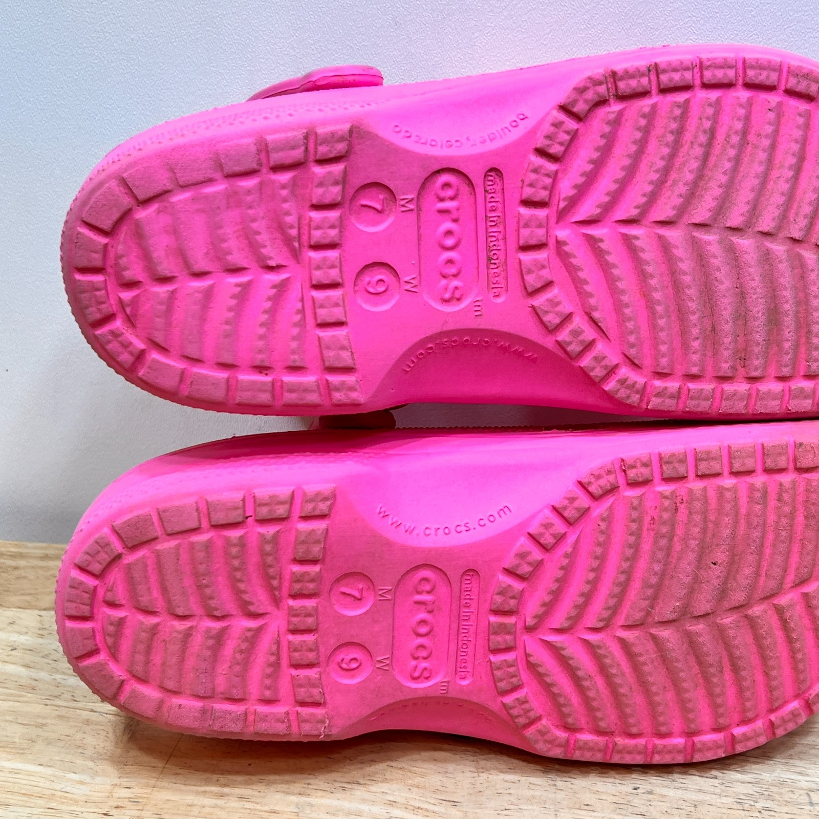 Crocs Baya Clog Neon Pink Sandals Shoes Womens 9 Mens 7 Comfort Slip On