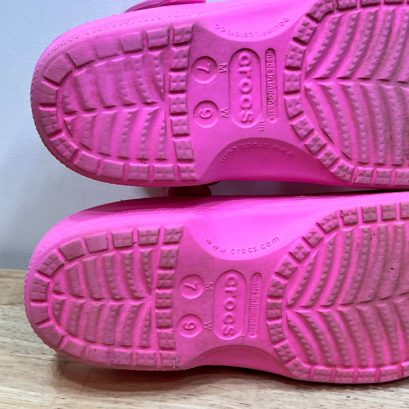 Crocs Baya Clog Neon Pink Sandals Shoes Womens 9 Mens 7 Comfort Slip On