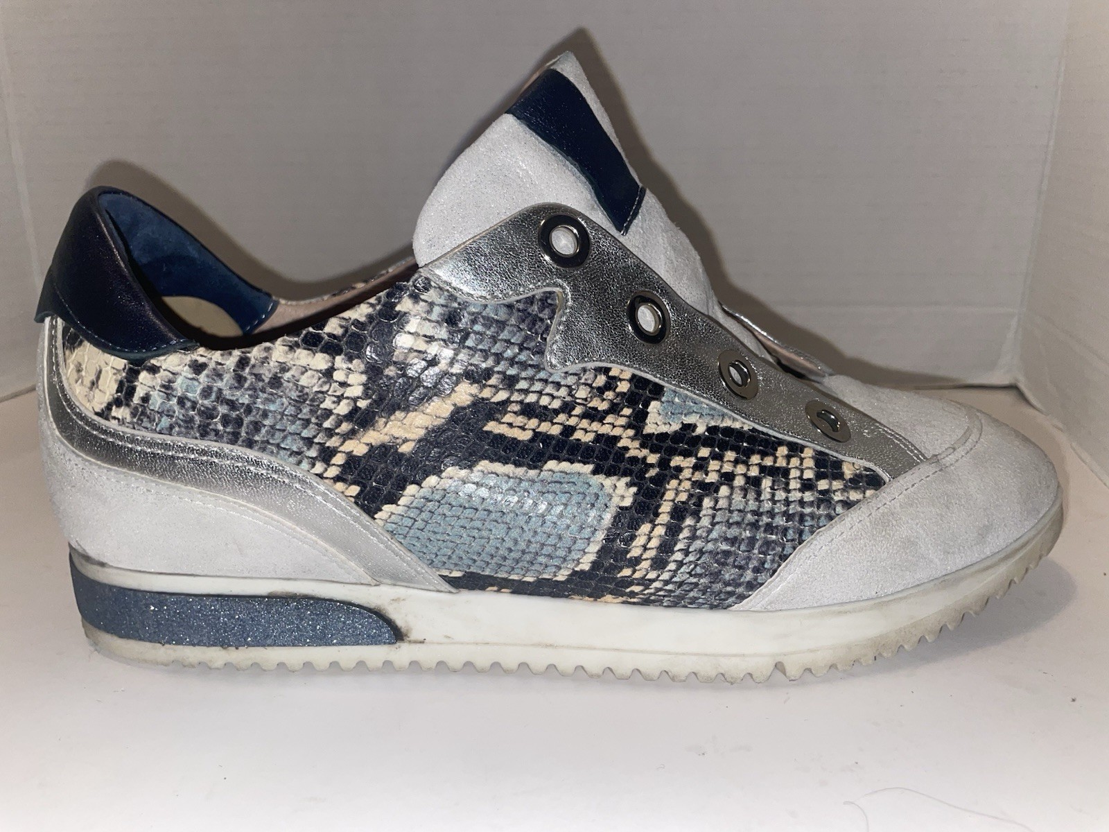 Softwaves Women’s Python Print Sneaker Sz 8 Platform Arch Support No Laces, Zip