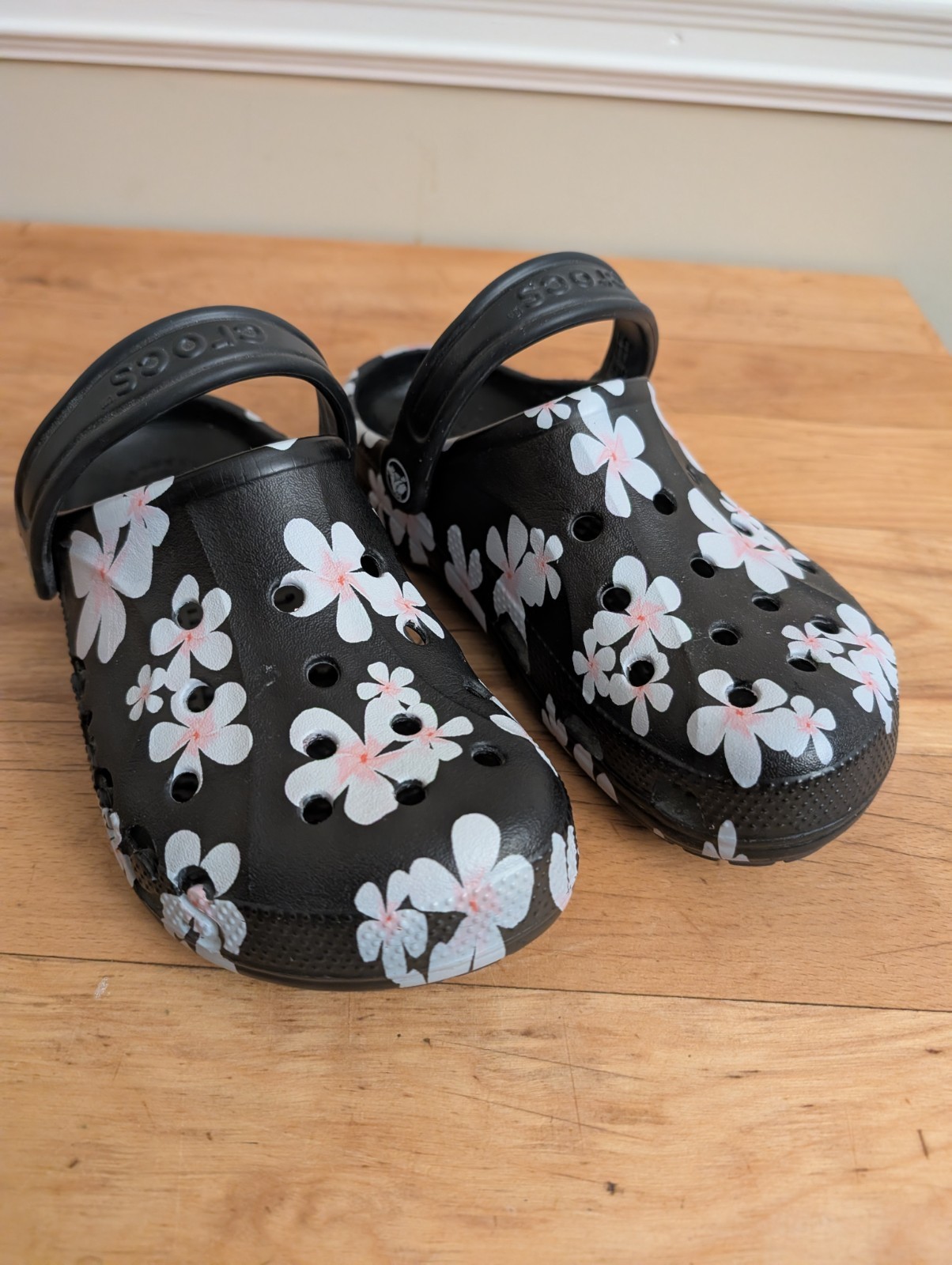 Crocs BAYA Black Flowered Touch Of Pink White Flowers Darling Size M-4 , W-6