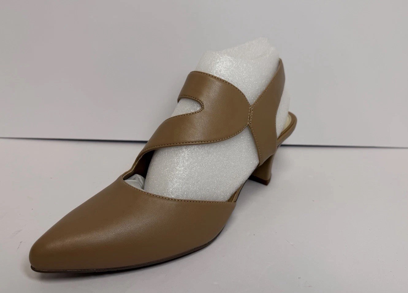 Easy Street Venue Women’s 9.5M Nude Pumps Pointed Toe Comfort Heels NIB