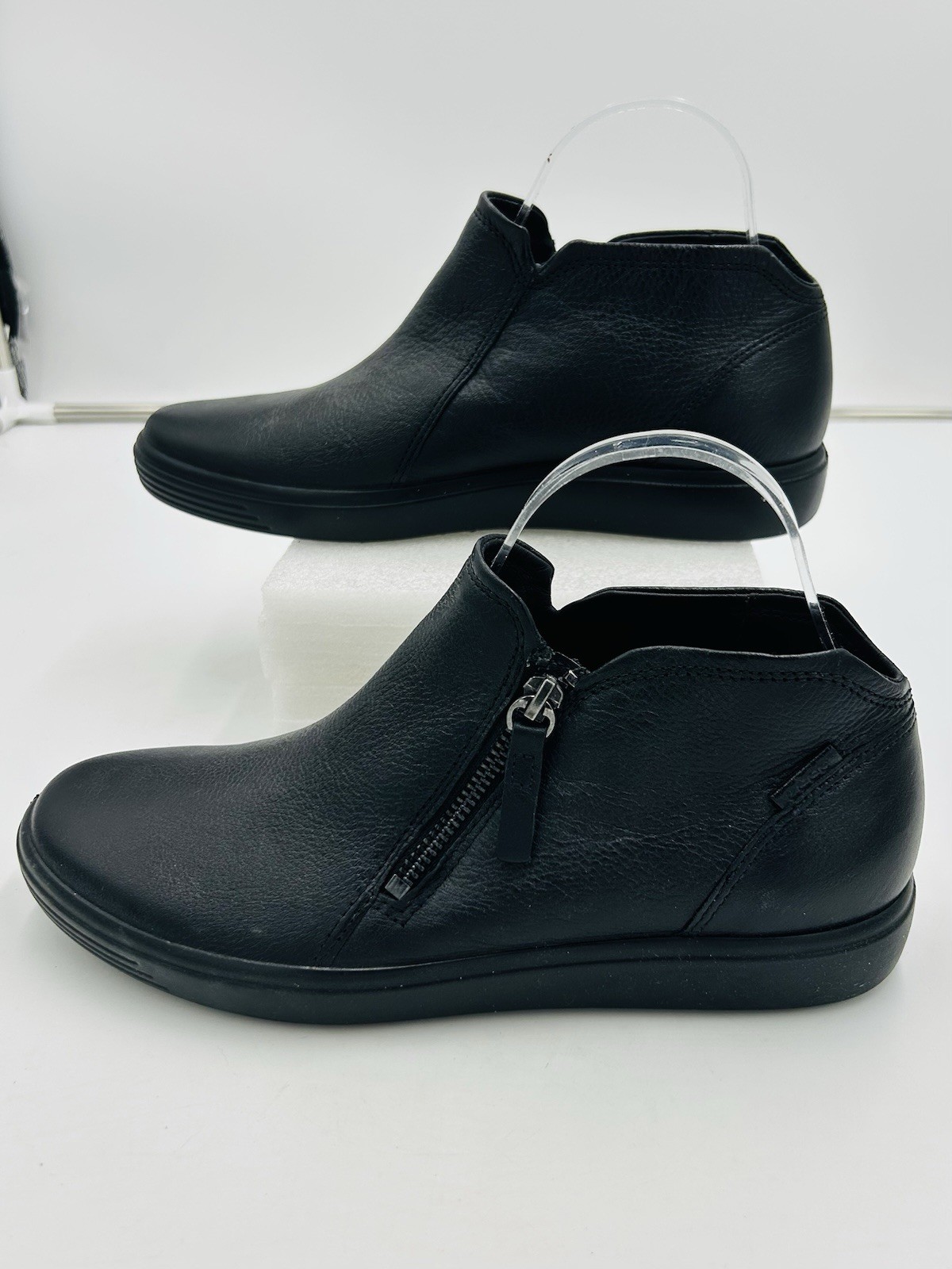 Ecco Soft 7 Womens Sz EU 40 US 9-9.5 Zip Low Ankle Bootie Textured Black Leather