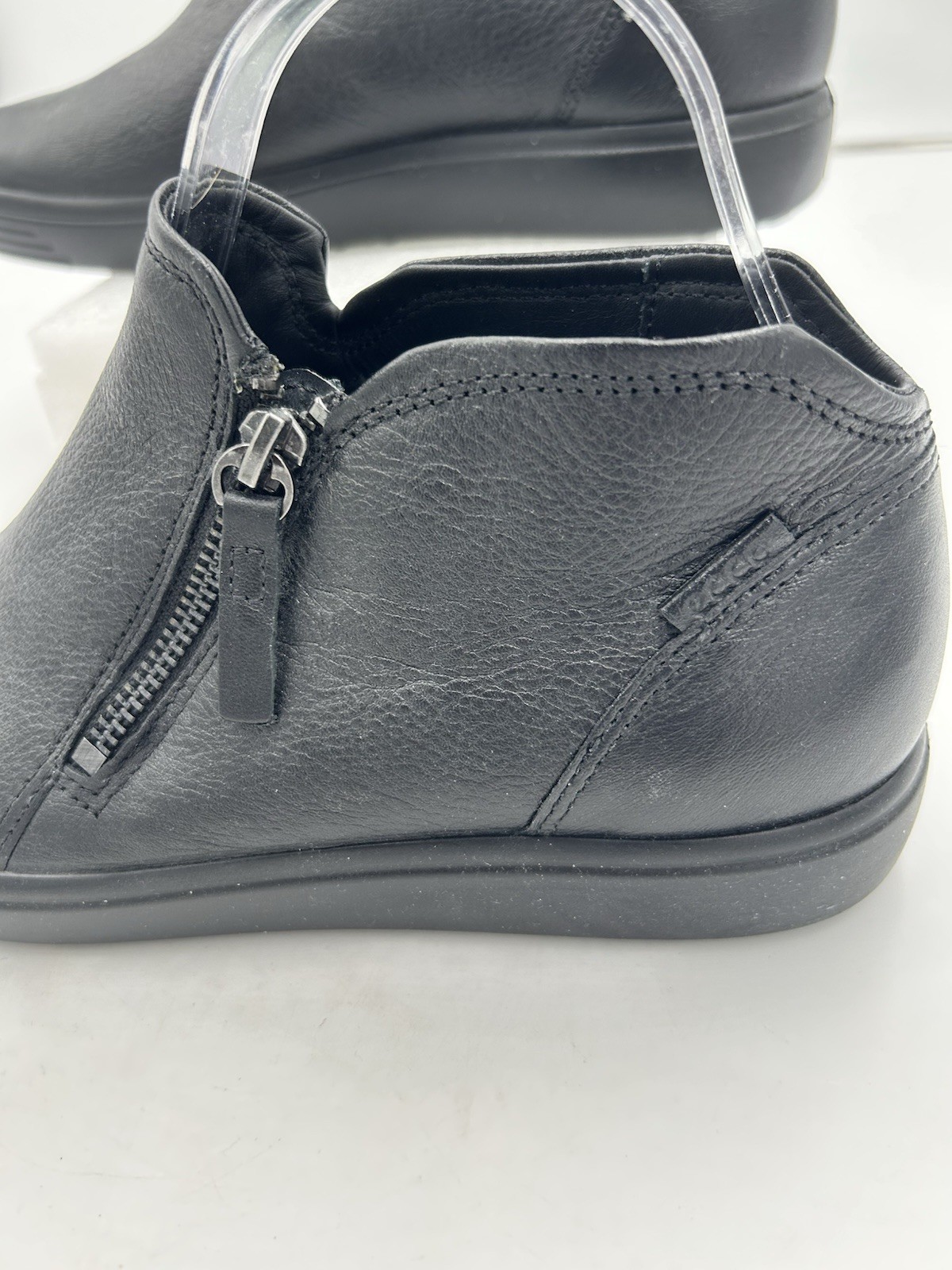Ecco Soft 7 Womens Sz EU 40 US 9-9.5 Zip Low Ankle Bootie Textured Black Leather