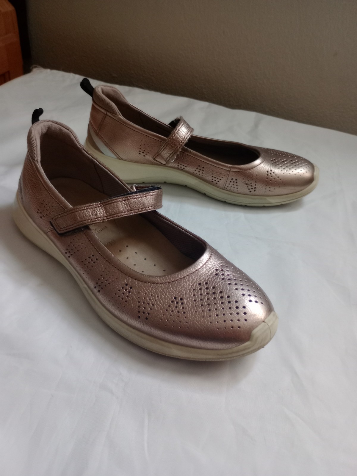 Ecco Womens Antique Gold Laser Cut Leather Hook & Loop Mary Jane, Size 8 EU 39