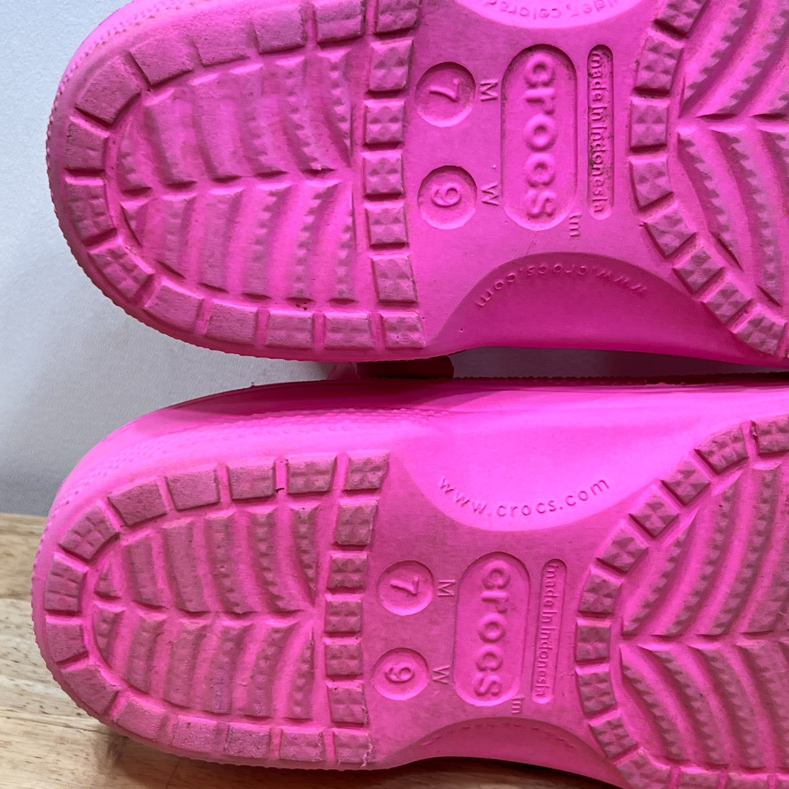 Crocs Baya Clog Neon Pink Sandals Shoes Womens 9 Mens 7 Comfort Slip On
