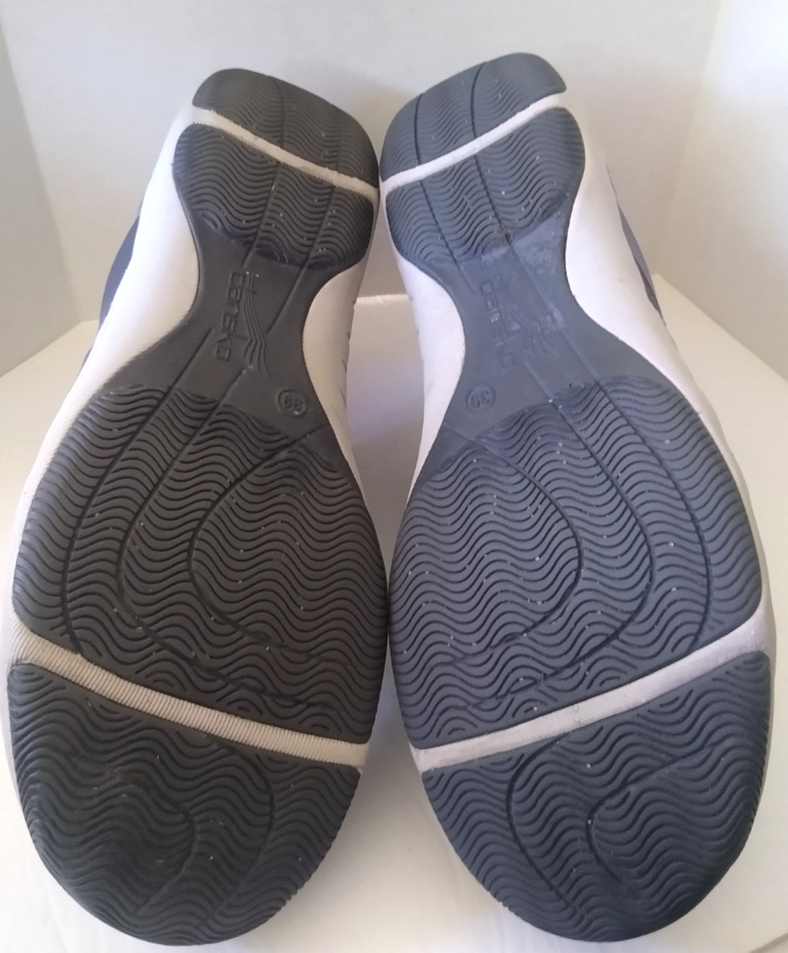Dansko Henriette Tennis Shoes Women’s Size 8 Grey Suede Sneakers Quick Lace
