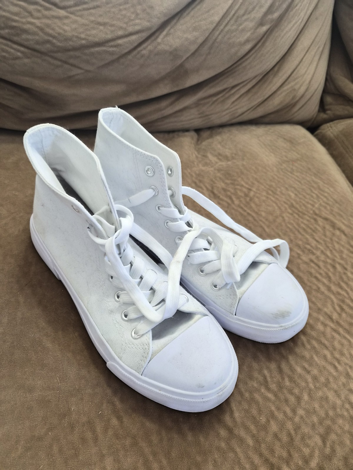 Women’s High Top White Canvas Sneakers Size 8.5