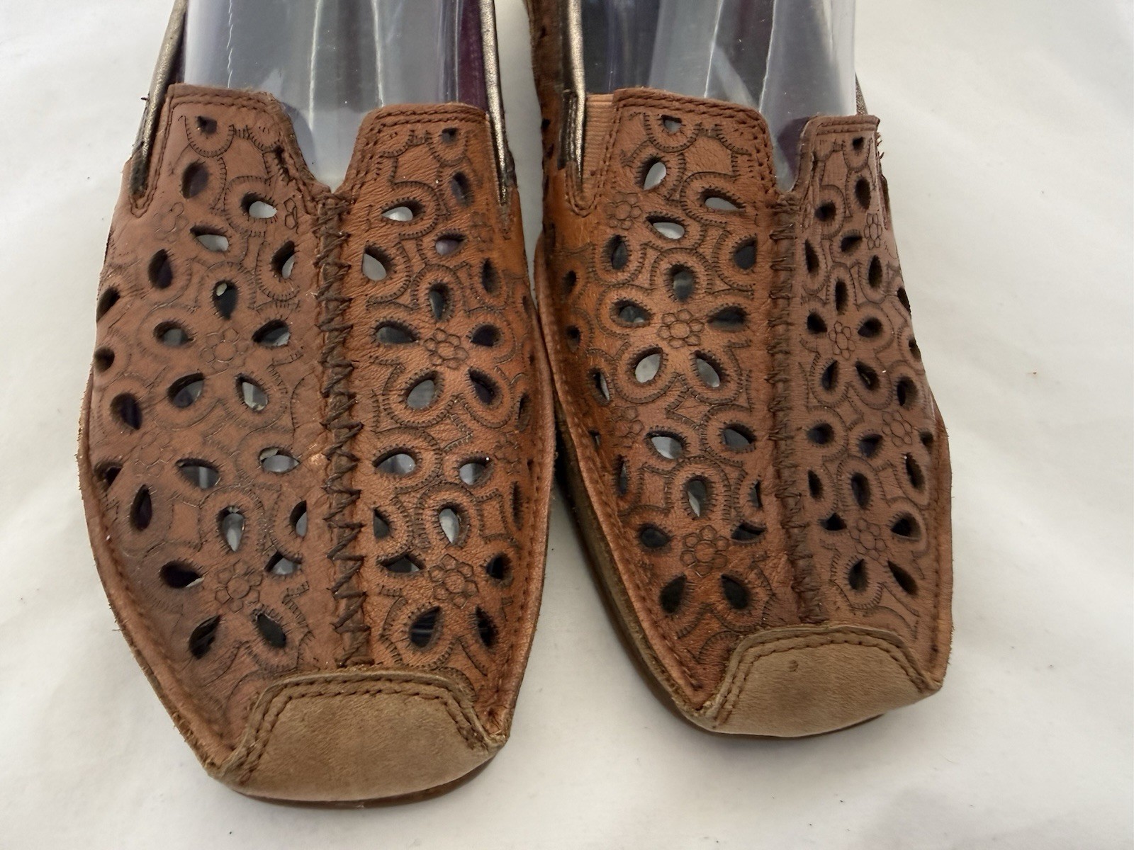 Taos Expose Driving Loafers Size 7 Slip-On Saddle Brown Leather Laser Cut Flats