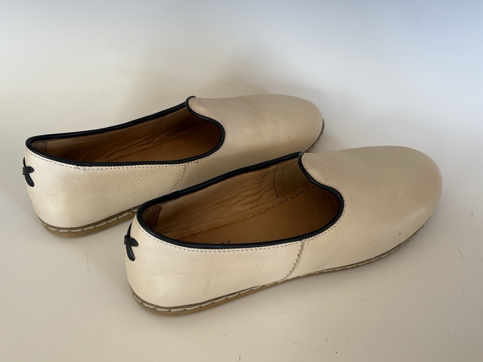 Charix Classic Cream Women’s Slip On Shoes White Leather Loafers Size 42/10.5