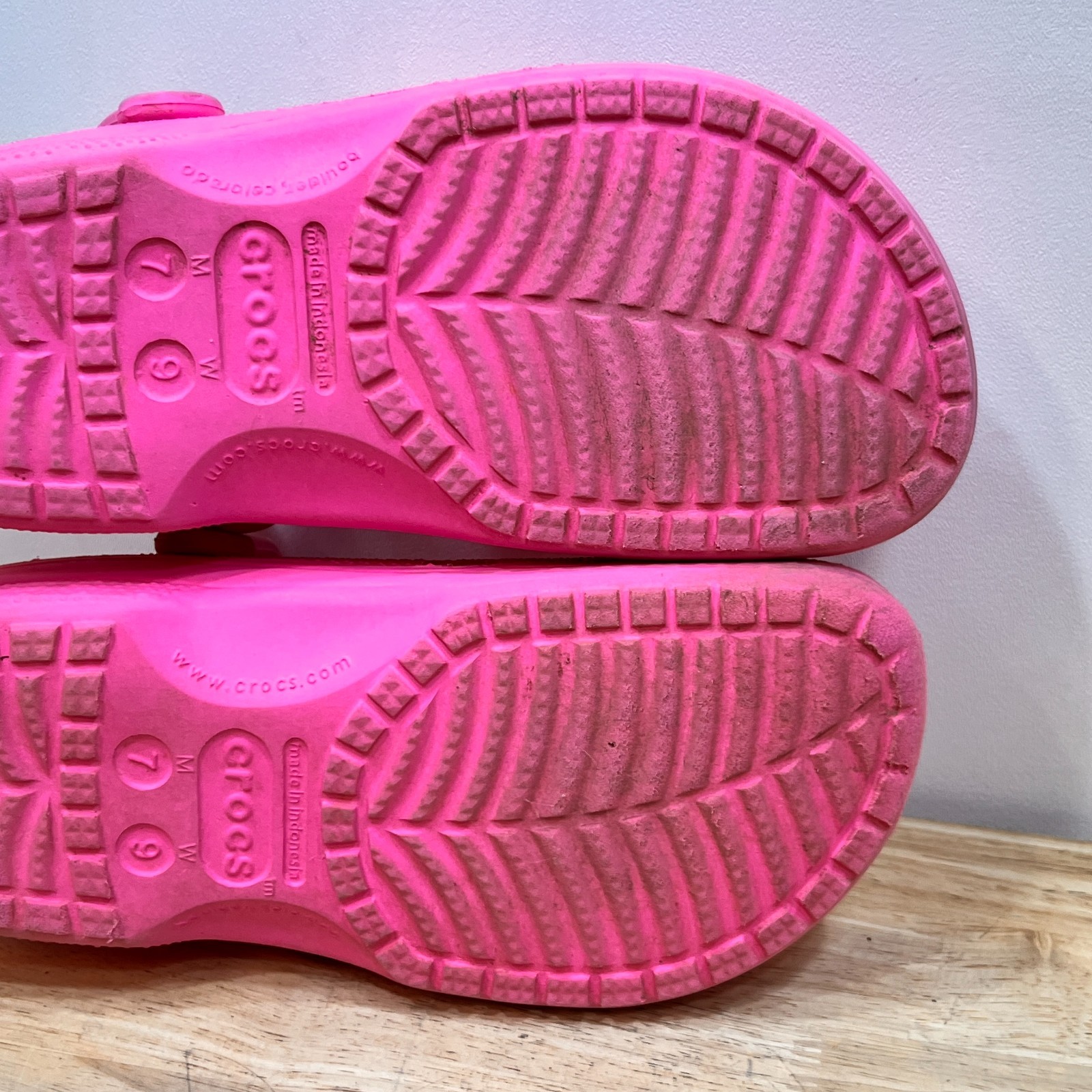 Crocs Baya Clog Neon Pink Sandals Shoes Womens 9 Mens 7 Comfort Slip On