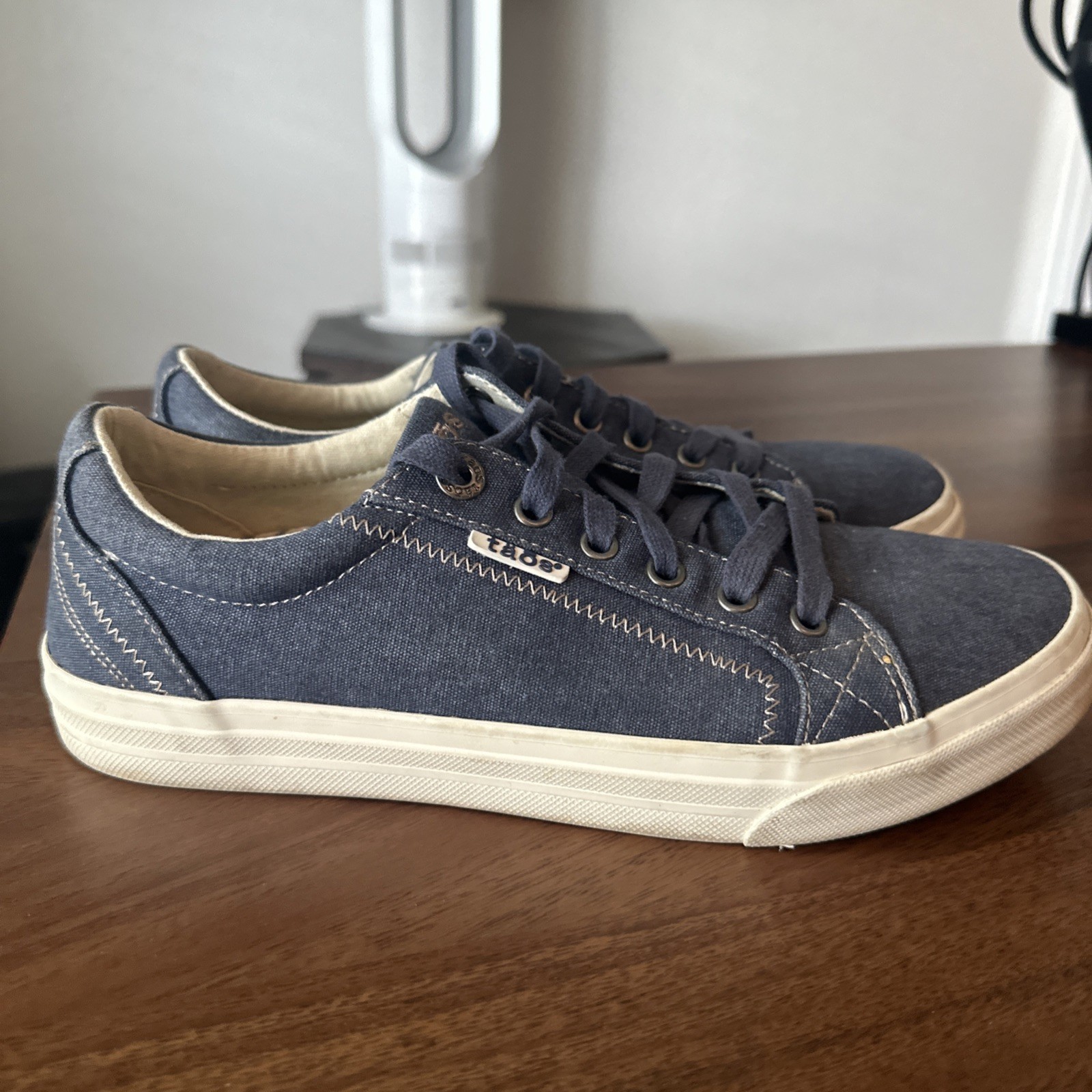 Women’s TAOS Star Sneakers Casual Shoe – Size 9.5 – Blue Washed Denim