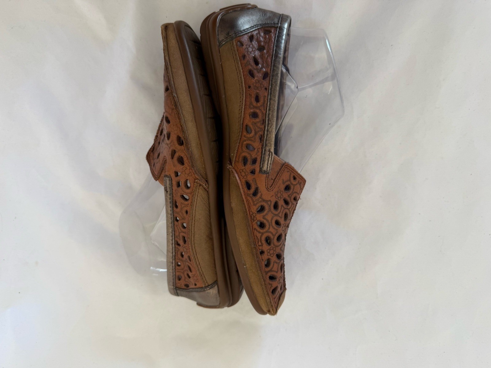 Taos Expose Driving Loafers Size 7 Slip-On Saddle Brown Leather Laser Cut Flats