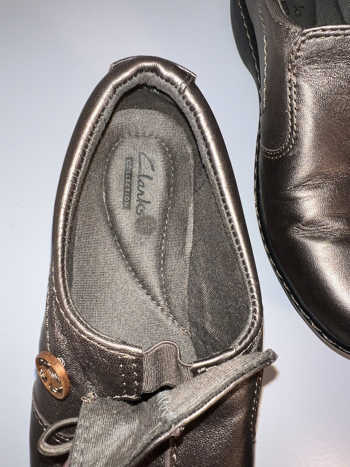 Clarks, 7.5M, leather slip on bungee wooden button, toggle golden bronze loafer