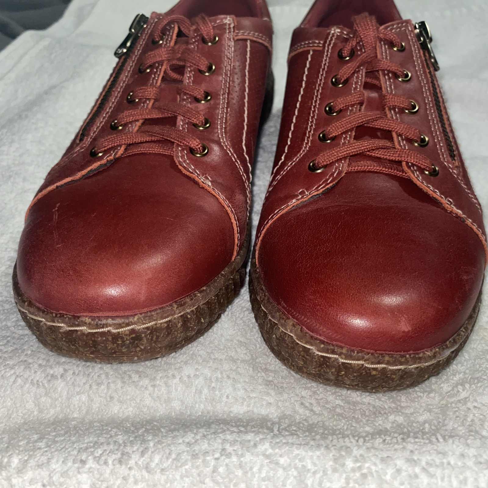 Size 10 Women’s Red CLARK’S SHOES SNEAKER STYLE Comfort